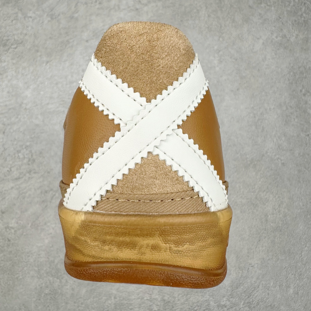 图片[8]-坏痞兔Bad Bunny x AD Gazelle Indoor Trainers 羚羊内训系列低帮复古百搭休闲运动德训风板鞋“联名变形鞋头”JR0182 Bad Bunny本人在杂志拍摄时率先上脚带一波节奏，emm，手上拿的杂志封面还是Kylie，看来前女友和布克重新约会，这位哥也还是没放下啊…回到鞋款本身，整体选择了简约的黑白皮革搭配浅灰色长绒麂皮材质，最后以半透明生胶大底收尾，质感在线。不同于以往联名的调色盘操作，Bad Bunny对Gazelle indoor进行了加宽加厚处理，以及鞋头变形的设计，带来全新的歪头面包鞋型Gazelle。此外，鞋款标签直接呈现在后跟处，鞋侧adidas标识下方还加入了\\\”benito\\\”字样，辨识度拉满。尺码：35 36 36⅔ 37⅓ 38 38⅔ 39⅓ 40 40⅔ 41⅓ 42 42⅔ 43⅓ 44 44⅔ 45-选品中心