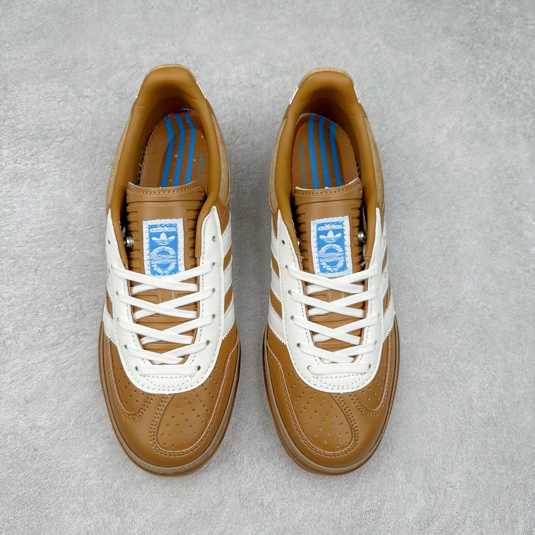 图片[2]-坏痞兔Bad Bunny x AD Gazelle Indoor Trainers 羚羊内训系列低帮复古百搭休闲运动德训风板鞋“联名变形鞋头”JR0182 Bad Bunny本人在杂志拍摄时率先上脚带一波节奏，emm，手上拿的杂志封面还是Kylie，看来前女友和布克重新约会，这位哥也还是没放下啊…回到鞋款本身，整体选择了简约的黑白皮革搭配浅灰色长绒麂皮材质，最后以半透明生胶大底收尾，质感在线。不同于以往联名的调色盘操作，Bad Bunny对Gazelle indoor进行了加宽加厚处理，以及鞋头变形的设计，带来全新的歪头面包鞋型Gazelle。此外，鞋款标签直接呈现在后跟处，鞋侧adidas标识下方还加入了\\\”benito\\\”字样，辨识度拉满。尺码：35 36 36⅔ 37⅓ 38 38⅔ 39⅓ 40 40⅔ 41⅓ 42 42⅔ 43⅓ 44 44⅔ 45-选品中心