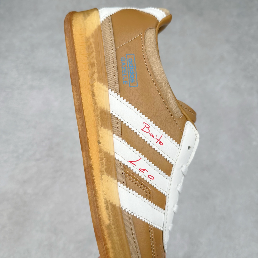 图片[6]-坏痞兔Bad Bunny x AD Gazelle Indoor Trainers 羚羊内训系列低帮复古百搭休闲运动德训风板鞋“联名变形鞋头”JR0182 Bad Bunny本人在杂志拍摄时率先上脚带一波节奏，emm，手上拿的杂志封面还是Kylie，看来前女友和布克重新约会，这位哥也还是没放下啊…回到鞋款本身，整体选择了简约的黑白皮革搭配浅灰色长绒麂皮材质，最后以半透明生胶大底收尾，质感在线。不同于以往联名的调色盘操作，Bad Bunny对Gazelle indoor进行了加宽加厚处理，以及鞋头变形的设计，带来全新的歪头面包鞋型Gazelle。此外，鞋款标签直接呈现在后跟处，鞋侧adidas标识下方还加入了\\\”benito\\\”字样，辨识度拉满。尺码：35 36 36⅔ 37⅓ 38 38⅔ 39⅓ 40 40⅔ 41⅓ 42 42⅔ 43⅓ 44 44⅔ 45-选品中心