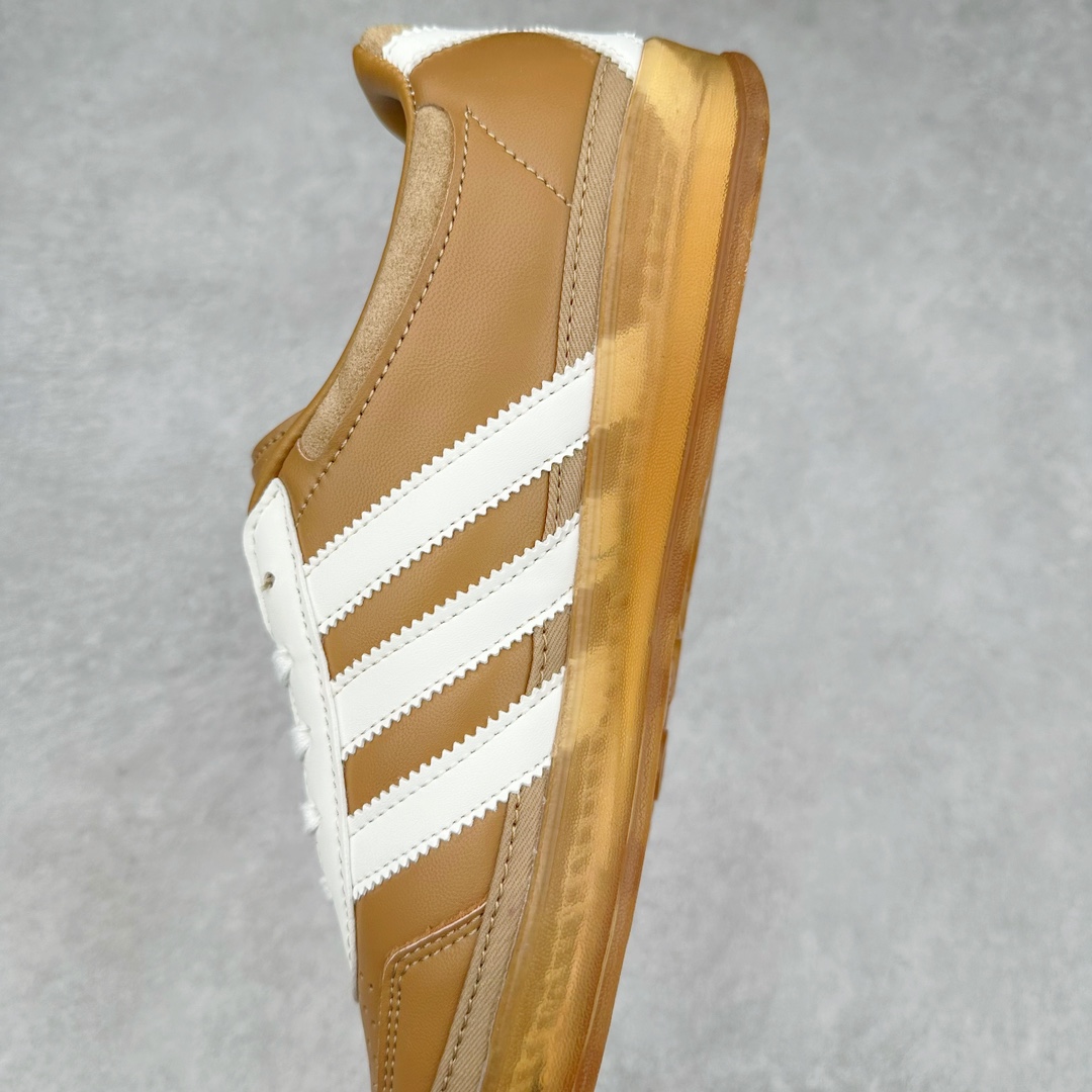 图片[7]-坏痞兔Bad Bunny x AD Gazelle Indoor Trainers 羚羊内训系列低帮复古百搭休闲运动德训风板鞋“联名变形鞋头”JR0182 Bad Bunny本人在杂志拍摄时率先上脚带一波节奏，emm，手上拿的杂志封面还是Kylie，看来前女友和布克重新约会，这位哥也还是没放下啊…回到鞋款本身，整体选择了简约的黑白皮革搭配浅灰色长绒麂皮材质，最后以半透明生胶大底收尾，质感在线。不同于以往联名的调色盘操作，Bad Bunny对Gazelle indoor进行了加宽加厚处理，以及鞋头变形的设计，带来全新的歪头面包鞋型Gazelle。此外，鞋款标签直接呈现在后跟处，鞋侧adidas标识下方还加入了\\\”benito\\\”字样，辨识度拉满。尺码：35 36 36⅔ 37⅓ 38 38⅔ 39⅓ 40 40⅔ 41⅓ 42 42⅔ 43⅓ 44 44⅔ 45-选品中心