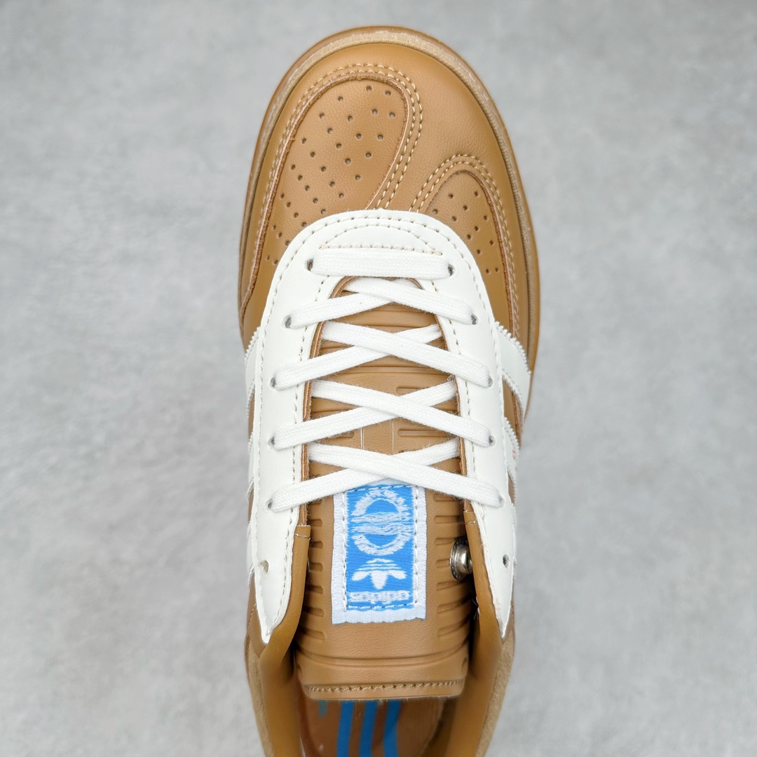 图片[4]-坏痞兔Bad Bunny x AD Gazelle Indoor Trainers 羚羊内训系列低帮复古百搭休闲运动德训风板鞋“联名变形鞋头”JR0182 Bad Bunny本人在杂志拍摄时率先上脚带一波节奏，emm，手上拿的杂志封面还是Kylie，看来前女友和布克重新约会，这位哥也还是没放下啊…回到鞋款本身，整体选择了简约的黑白皮革搭配浅灰色长绒麂皮材质，最后以半透明生胶大底收尾，质感在线。不同于以往联名的调色盘操作，Bad Bunny对Gazelle indoor进行了加宽加厚处理，以及鞋头变形的设计，带来全新的歪头面包鞋型Gazelle。此外，鞋款标签直接呈现在后跟处，鞋侧adidas标识下方还加入了\\\”benito\\\”字样，辨识度拉满。尺码：35 36 36⅔ 37⅓ 38 38⅔ 39⅓ 40 40⅔ 41⅓ 42 42⅔ 43⅓ 44 44⅔ 45-选品中心