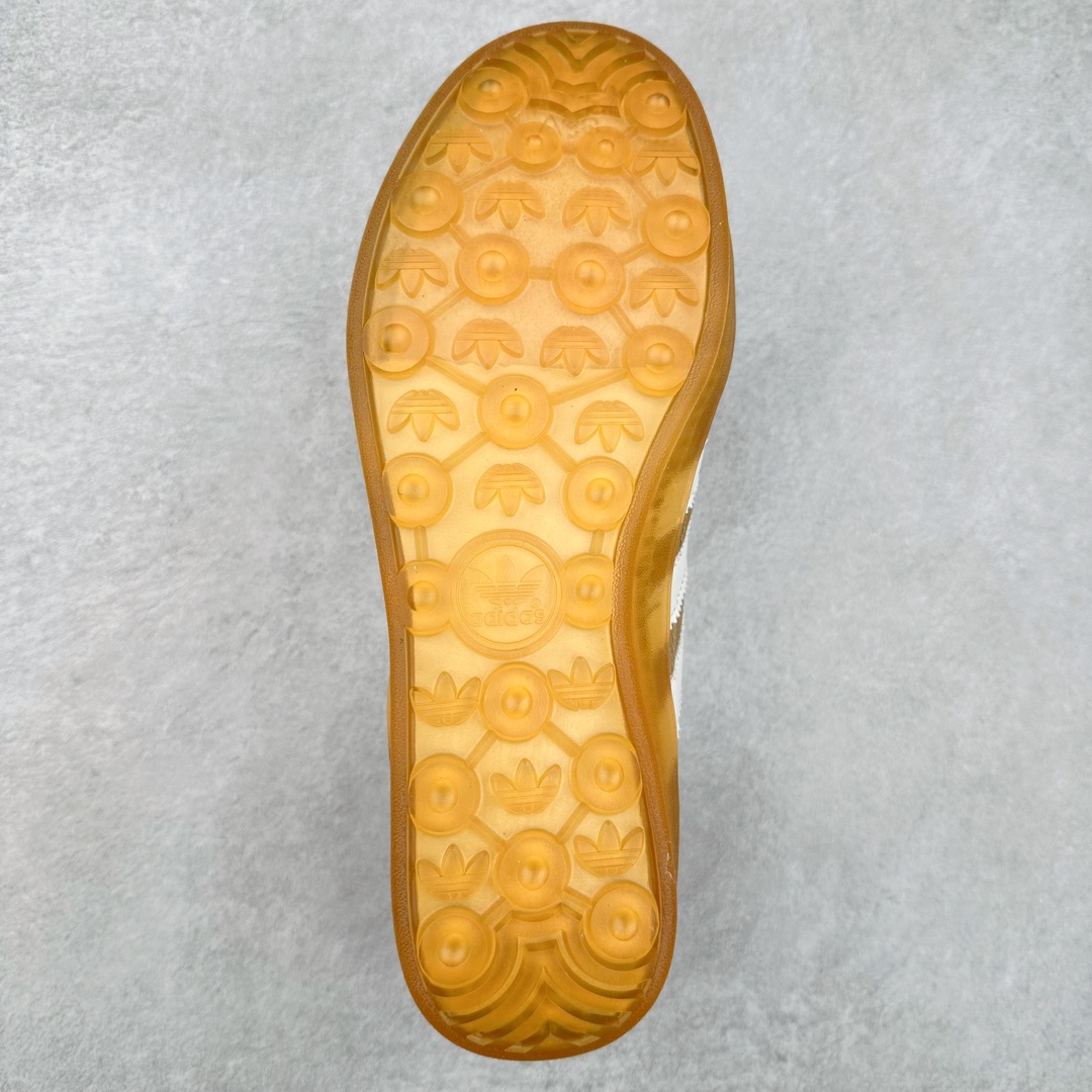 图片[9]-坏痞兔Bad Bunny x AD Gazelle Indoor Trainers 羚羊内训系列低帮复古百搭休闲运动德训风板鞋“联名变形鞋头”JR0182 Bad Bunny本人在杂志拍摄时率先上脚带一波节奏，emm，手上拿的杂志封面还是Kylie，看来前女友和布克重新约会，这位哥也还是没放下啊…回到鞋款本身，整体选择了简约的黑白皮革搭配浅灰色长绒麂皮材质，最后以半透明生胶大底收尾，质感在线。不同于以往联名的调色盘操作，Bad Bunny对Gazelle indoor进行了加宽加厚处理，以及鞋头变形的设计，带来全新的歪头面包鞋型Gazelle。此外，鞋款标签直接呈现在后跟处，鞋侧adidas标识下方还加入了\\\”benito\\\”字样，辨识度拉满。尺码：35 36 36⅔ 37⅓ 38 38⅔ 39⅓ 40 40⅔ 41⅓ 42 42⅔ 43⅓ 44 44⅔ 45-选品中心