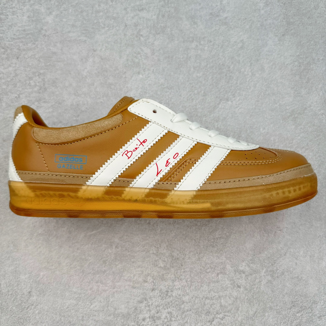 坏痞兔Bad Bunny x AD Gazelle Indoor Trainers 羚羊内训系列低帮复古百搭休闲运动德训风板鞋“联名变形鞋头”JR0182 Bad Bunny本人在杂志拍摄时率先上脚带一波节奏，emm，手上拿的杂志封面还是Kylie，看来前女友和布克重新约会，这位哥也还是没放下啊...回到鞋款本身，整体选择了简约的黑白皮革搭配浅灰色长绒麂皮材质，最后以半透明生胶大底收尾，质感在线。不同于以往联名的调色盘操作，Bad Bunny对Gazelle indoor进行了加宽加厚处理，以及鞋头变形的设计，带来全新的歪头面包鞋型Gazelle。此外，鞋款标签直接呈现在后跟处，鞋侧adidas标识下方还加入了\\\