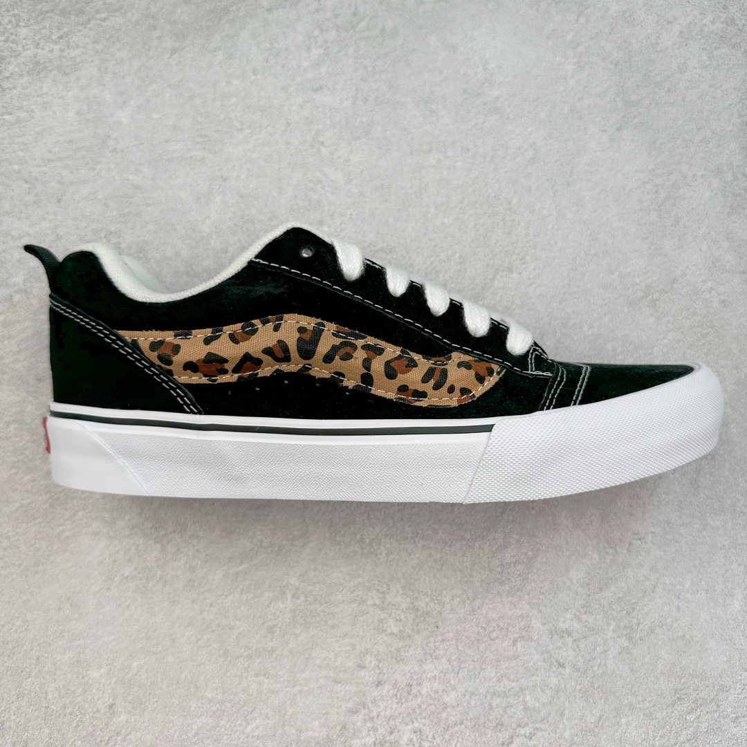 Vans Knu Skool 豹纹 万斯低帮复古休闲硫化面包鞋 肥胖版大LOGO原版全皮猪八面料 鞋身采用顶级纯黑麂皮 饰条釆用豹纹LOGO 章显潮流时尚 黑色元素尽显百搭 自带野性 霸气 性感的感觉 冬季出行必备 货号:VN000D2GBA2 尺码:35 36 36.5 37 38 38.5 39 40 40.5 41 42 42.5 43 44-选品中心