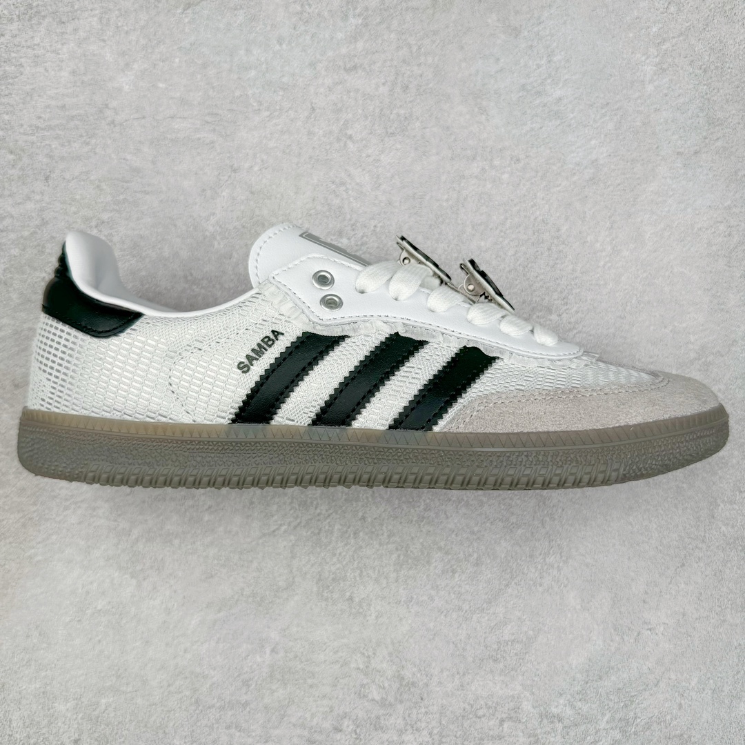 ＃S2纯原 AD Original Samba OG 复古经典轻便板鞋 IH3371 原装头层牛皮加持 正确烫金高频细节 原装纳米超迁皮料 独家私模橡胶大底 原盒原配 正确黑色中底布 过宽过胶 这款桑巴鞋展示了高质量的工艺 带有装饰的超锁缝制和无缝的手感 柔软、柔软的皮革造型和标志性的3条纹完成了精致的外观 正规合身鞋带 鞋面上有绒面鞋垫 橡胶鞋底 享受正畸套筒软感 自50年代首次亮相以来就一直在赢得粉丝的青睐尺码：36 36.5 37.5 38 38.5 39 40 40.5 41 42 42.5 43 44 44.5 45-选品中心