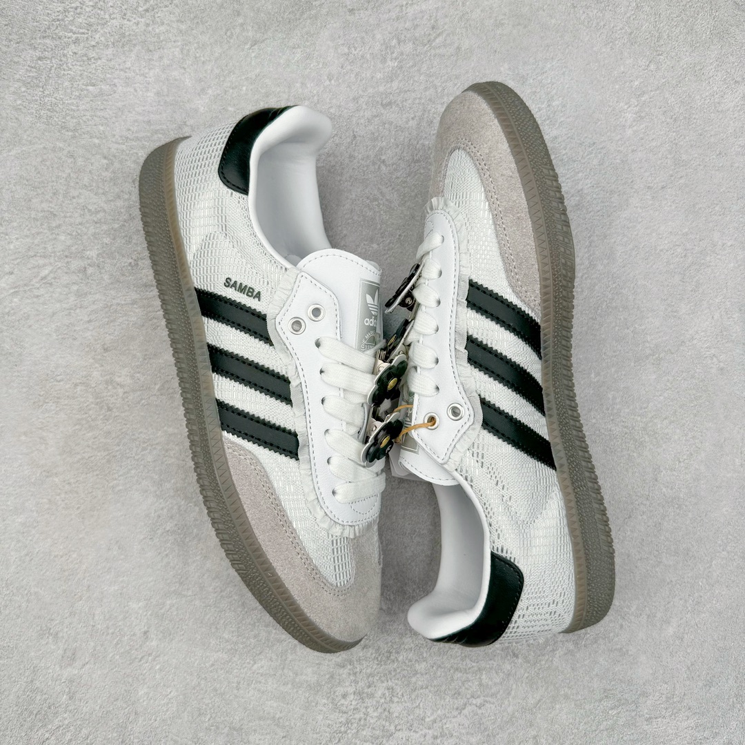图片[3]-＃S2纯原 AD Original Samba OG 复古经典轻便板鞋 IH3371 原装头层牛皮加持 正确烫金高频细节 原装纳米超迁皮料 独家私模橡胶大底 原盒原配 正确黑色中底布 过宽过胶 这款桑巴鞋展示了高质量的工艺 带有装饰的超锁缝制和无缝的手感 柔软、柔软的皮革造型和标志性的3条纹完成了精致的外观 正规合身鞋带 鞋面上有绒面鞋垫 橡胶鞋底 享受正畸套筒软感 自50年代首次亮相以来就一直在赢得粉丝的青睐尺码：36 36.5 37.5 38 38.5 39 40 40.5 41 42 42.5 43 44 44.5 45-选品中心