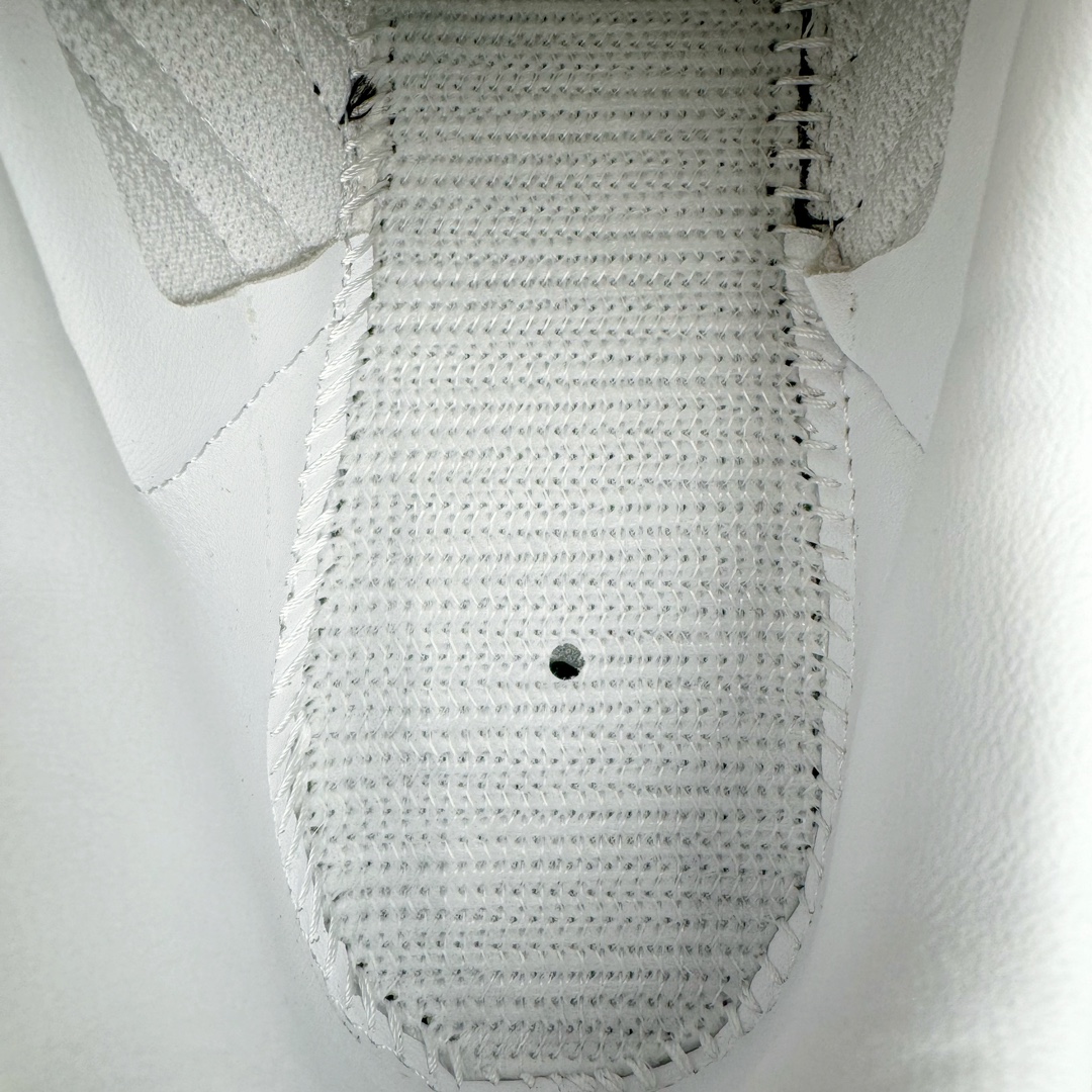 图片[10]-＃S2纯原 AD Original Samba OG 复古经典轻便板鞋 IH3371 原装头层牛皮加持 正确烫金高频细节 原装纳米超迁皮料 独家私模橡胶大底 原盒原配 正确黑色中底布 过宽过胶 这款桑巴鞋展示了高质量的工艺 带有装饰的超锁缝制和无缝的手感 柔软、柔软的皮革造型和标志性的3条纹完成了精致的外观 正规合身鞋带 鞋面上有绒面鞋垫 橡胶鞋底 享受正畸套筒软感 自50年代首次亮相以来就一直在赢得粉丝的青睐尺码：36 36.5 37.5 38 38.5 39 40 40.5 41 42 42.5 43 44 44.5 45-选品中心