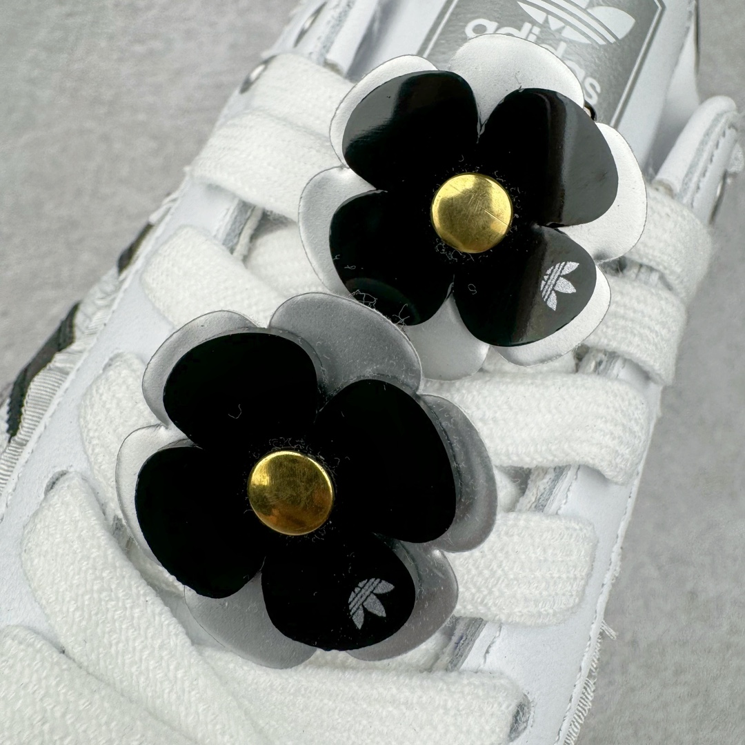 图片[15]-＃S2纯原 AD Original Samba OG 复古经典轻便板鞋 IH3371 原装头层牛皮加持 正确烫金高频细节 原装纳米超迁皮料 独家私模橡胶大底 原盒原配 正确黑色中底布 过宽过胶 这款桑巴鞋展示了高质量的工艺 带有装饰的超锁缝制和无缝的手感 柔软、柔软的皮革造型和标志性的3条纹完成了精致的外观 正规合身鞋带 鞋面上有绒面鞋垫 橡胶鞋底 享受正畸套筒软感 自50年代首次亮相以来就一直在赢得粉丝的青睐尺码：36 36.5 37.5 38 38.5 39 40 40.5 41 42 42.5 43 44 44.5 45-选品中心