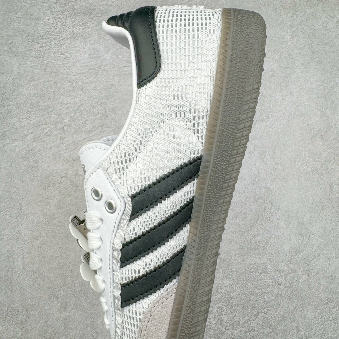 图片[7]-＃S2纯原 AD Original Samba OG 复古经典轻便板鞋 IH3371 原装头层牛皮加持 正确烫金高频细节 原装纳米超迁皮料 独家私模橡胶大底 原盒原配 正确黑色中底布 过宽过胶 这款桑巴鞋展示了高质量的工艺 带有装饰的超锁缝制和无缝的手感 柔软、柔软的皮革造型和标志性的3条纹完成了精致的外观 正规合身鞋带 鞋面上有绒面鞋垫 橡胶鞋底 享受正畸套筒软感 自50年代首次亮相以来就一直在赢得粉丝的青睐尺码：36 36.5 37.5 38 38.5 39 40 40.5 41 42 42.5 43 44 44.5 45-选品中心