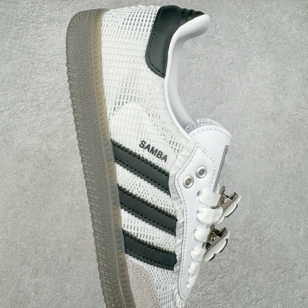 图片[6]-＃S2纯原 AD Original Samba OG 复古经典轻便板鞋 IH3371 原装头层牛皮加持 正确烫金高频细节 原装纳米超迁皮料 独家私模橡胶大底 原盒原配 正确黑色中底布 过宽过胶 这款桑巴鞋展示了高质量的工艺 带有装饰的超锁缝制和无缝的手感 柔软、柔软的皮革造型和标志性的3条纹完成了精致的外观 正规合身鞋带 鞋面上有绒面鞋垫 橡胶鞋底 享受正畸套筒软感 自50年代首次亮相以来就一直在赢得粉丝的青睐尺码：36 36.5 37.5 38 38.5 39 40 40.5 41 42 42.5 43 44 44.5 45-选品中心