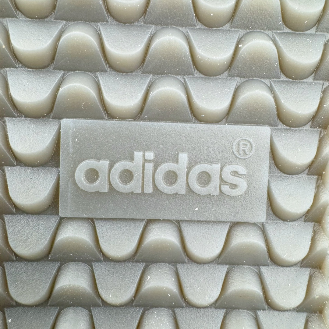 图片[19]-＃S2纯原 AD Original Samba OG 复古经典轻便板鞋 IH3371 原装头层牛皮加持 正确烫金高频细节 原装纳米超迁皮料 独家私模橡胶大底 原盒原配 正确黑色中底布 过宽过胶 这款桑巴鞋展示了高质量的工艺 带有装饰的超锁缝制和无缝的手感 柔软、柔软的皮革造型和标志性的3条纹完成了精致的外观 正规合身鞋带 鞋面上有绒面鞋垫 橡胶鞋底 享受正畸套筒软感 自50年代首次亮相以来就一直在赢得粉丝的青睐尺码：36 36.5 37.5 38 38.5 39 40 40.5 41 42 42.5 43 44 44.5 45-选品中心