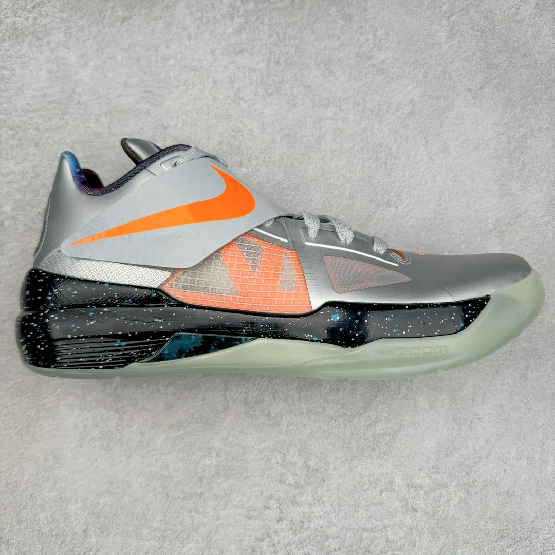 ＃K版纯原 NK KD Ⅳ 杜兰特4代实战篮球鞋 全明星黑银 FD2635-001 绝迹单品 实战神鞋 Sneaker鞋柜必备 为了应杜兰特追求鞋子轻质 包裹强的要求 将轻盈的Hyperfuse 鞋面与Adaptive Fit黏扣带系统完美结合 大大提升了鞋子的包裏性能 同时鞋帮的高度也达到了杜兰特球鞋的新低 极大程度的解放了脚踝 搭配前掌的Zoom气垫 突破响应非常迅速 外底使用了闪电状的纹路设计 暗合杜兰特的称号 鞋底不规则纹路设计 带来良好的抓地力 尺码：40 40.5 41 42 42.5 43 44 44.5 45 46\\r-选品中心