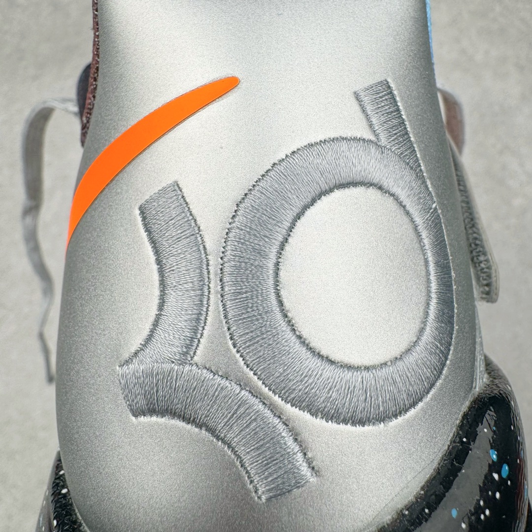 图片[14]-＃K版纯原 NK KD Ⅳ 杜兰特4代实战篮球鞋 全明星黑银 FD2635-001 绝迹单品 实战神鞋 Sneaker鞋柜必备 为了应杜兰特追求鞋子轻质 包裹强的要求 将轻盈的Hyperfuse 鞋面与Adaptive Fit黏扣带系统完美结合 大大提升了鞋子的包裏性能 同时鞋帮的高度也达到了杜兰特球鞋的新低 极大程度的解放了脚踝 搭配前掌的Zoom气垫 突破响应非常迅速 外底使用了闪电状的纹路设计 暗合杜兰特的称号 鞋底不规则纹路设计 带来良好的抓地力 尺码：40 40.5 41 42 42.5 43 44 44.5 45 46\\r-选品中心