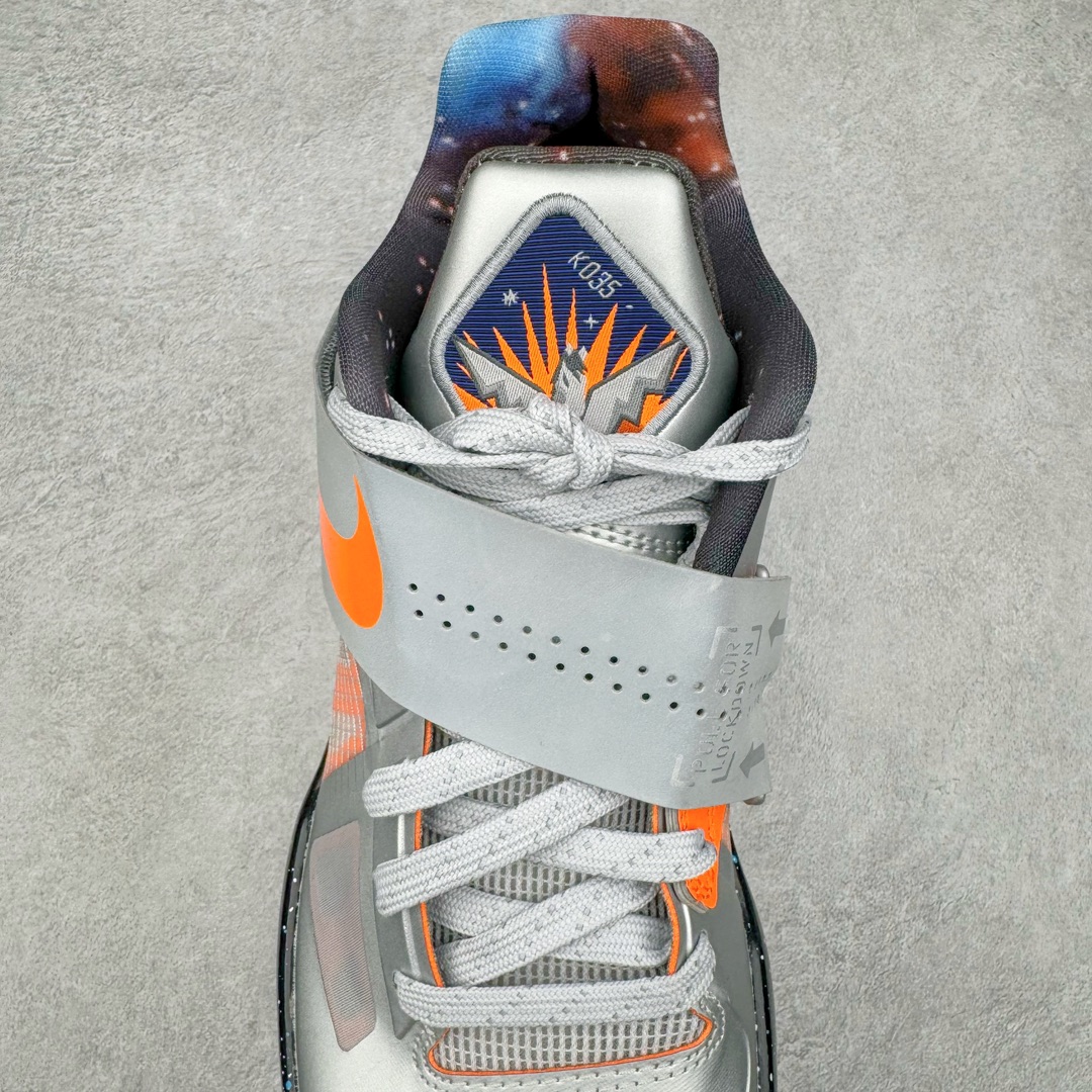 图片[5]-＃K版纯原 NK KD Ⅳ 杜兰特4代实战篮球鞋 全明星黑银 FD2635-001 绝迹单品 实战神鞋 Sneaker鞋柜必备 为了应杜兰特追求鞋子轻质 包裹强的要求 将轻盈的Hyperfuse 鞋面与Adaptive Fit黏扣带系统完美结合 大大提升了鞋子的包裏性能 同时鞋帮的高度也达到了杜兰特球鞋的新低 极大程度的解放了脚踝 搭配前掌的Zoom气垫 突破响应非常迅速 外底使用了闪电状的纹路设计 暗合杜兰特的称号 鞋底不规则纹路设计 带来良好的抓地力 尺码：40 40.5 41 42 42.5 43 44 44.5 45 46\\r-选品中心