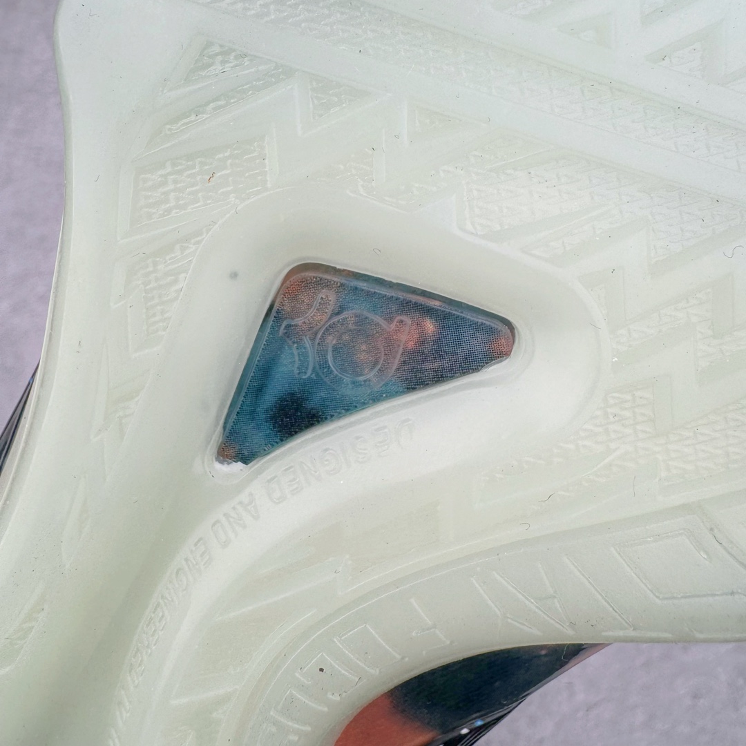 图片[17]-＃K版纯原 NK KD Ⅳ 杜兰特4代实战篮球鞋 全明星黑银 FD2635-001 绝迹单品 实战神鞋 Sneaker鞋柜必备 为了应杜兰特追求鞋子轻质 包裹强的要求 将轻盈的Hyperfuse 鞋面与Adaptive Fit黏扣带系统完美结合 大大提升了鞋子的包裏性能 同时鞋帮的高度也达到了杜兰特球鞋的新低 极大程度的解放了脚踝 搭配前掌的Zoom气垫 突破响应非常迅速 外底使用了闪电状的纹路设计 暗合杜兰特的称号 鞋底不规则纹路设计 带来良好的抓地力 尺码：40 40.5 41 42 42.5 43 44 44.5 45 46\\r-选品中心