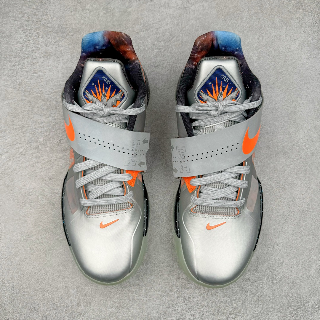 图片[2]-＃K版纯原 NK KD Ⅳ 杜兰特4代实战篮球鞋 全明星黑银 FD2635-001 绝迹单品 实战神鞋 Sneaker鞋柜必备 为了应杜兰特追求鞋子轻质 包裹强的要求 将轻盈的Hyperfuse 鞋面与Adaptive Fit黏扣带系统完美结合 大大提升了鞋子的包裏性能 同时鞋帮的高度也达到了杜兰特球鞋的新低 极大程度的解放了脚踝 搭配前掌的Zoom气垫 突破响应非常迅速 外底使用了闪电状的纹路设计 暗合杜兰特的称号 鞋底不规则纹路设计 带来良好的抓地力 尺码：40 40.5 41 42 42.5 43 44 44.5 45 46\\r-选品中心