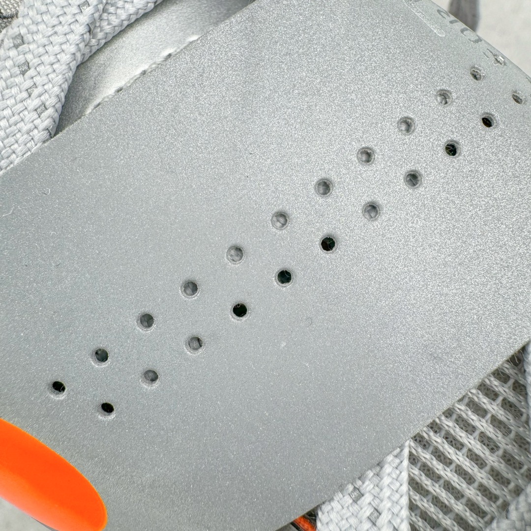 图片[19]-＃K版纯原 NK KD Ⅳ 杜兰特4代实战篮球鞋 全明星黑银 FD2635-001 绝迹单品 实战神鞋 Sneaker鞋柜必备 为了应杜兰特追求鞋子轻质 包裹强的要求 将轻盈的Hyperfuse 鞋面与Adaptive Fit黏扣带系统完美结合 大大提升了鞋子的包裏性能 同时鞋帮的高度也达到了杜兰特球鞋的新低 极大程度的解放了脚踝 搭配前掌的Zoom气垫 突破响应非常迅速 外底使用了闪电状的纹路设计 暗合杜兰特的称号 鞋底不规则纹路设计 带来良好的抓地力 尺码：40 40.5 41 42 42.5 43 44 44.5 45 46\\r-选品中心