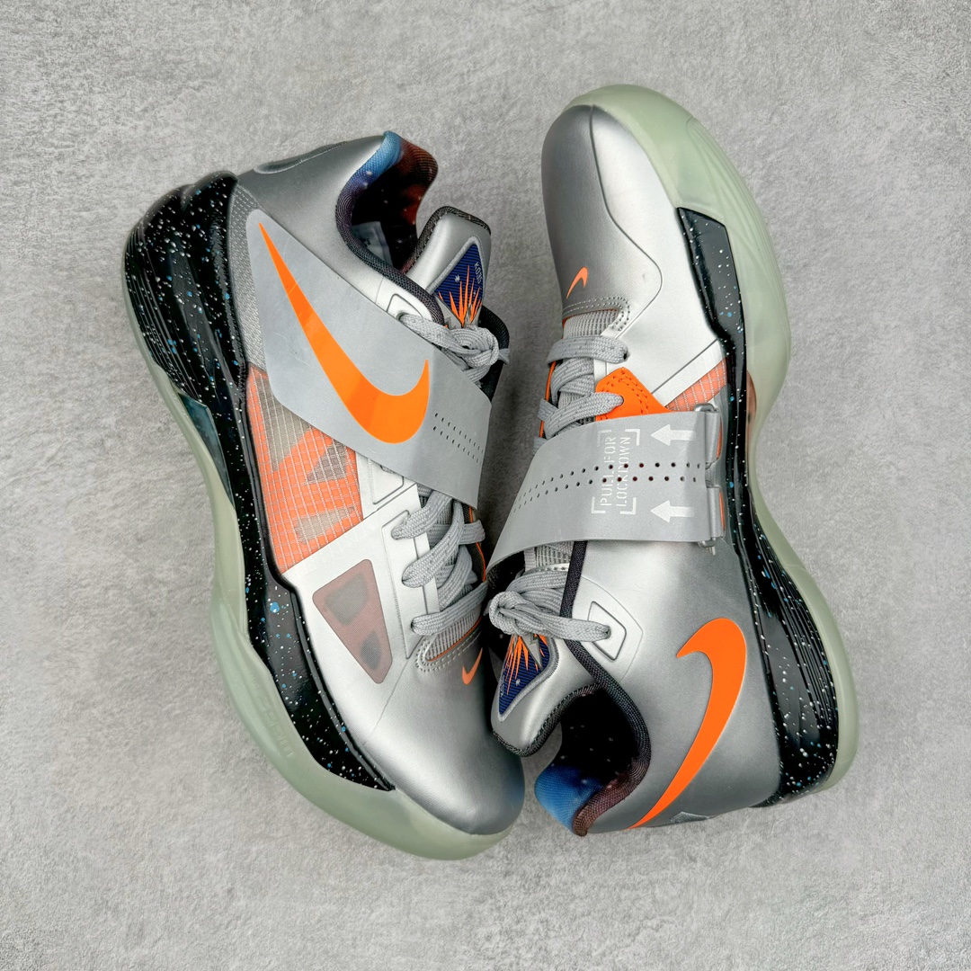 图片[3]-＃K版纯原 NK KD Ⅳ 杜兰特4代实战篮球鞋 全明星黑银 FD2635-001 绝迹单品 实战神鞋 Sneaker鞋柜必备 为了应杜兰特追求鞋子轻质 包裹强的要求 将轻盈的Hyperfuse 鞋面与Adaptive Fit黏扣带系统完美结合 大大提升了鞋子的包裏性能 同时鞋帮的高度也达到了杜兰特球鞋的新低 极大程度的解放了脚踝 搭配前掌的Zoom气垫 突破响应非常迅速 外底使用了闪电状的纹路设计 暗合杜兰特的称号 鞋底不规则纹路设计 带来良好的抓地力 尺码：40 40.5 41 42 42.5 43 44 44.5 45 46\\r-选品中心