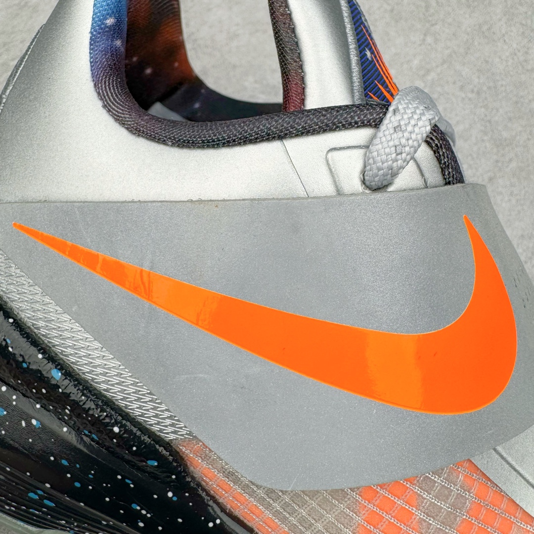 图片[20]-＃K版纯原 NK KD Ⅳ 杜兰特4代实战篮球鞋 全明星黑银 FD2635-001 绝迹单品 实战神鞋 Sneaker鞋柜必备 为了应杜兰特追求鞋子轻质 包裹强的要求 将轻盈的Hyperfuse 鞋面与Adaptive Fit黏扣带系统完美结合 大大提升了鞋子的包裏性能 同时鞋帮的高度也达到了杜兰特球鞋的新低 极大程度的解放了脚踝 搭配前掌的Zoom气垫 突破响应非常迅速 外底使用了闪电状的纹路设计 暗合杜兰特的称号 鞋底不规则纹路设计 带来良好的抓地力 尺码：40 40.5 41 42 42.5 43 44 44.5 45 46\\r-选品中心