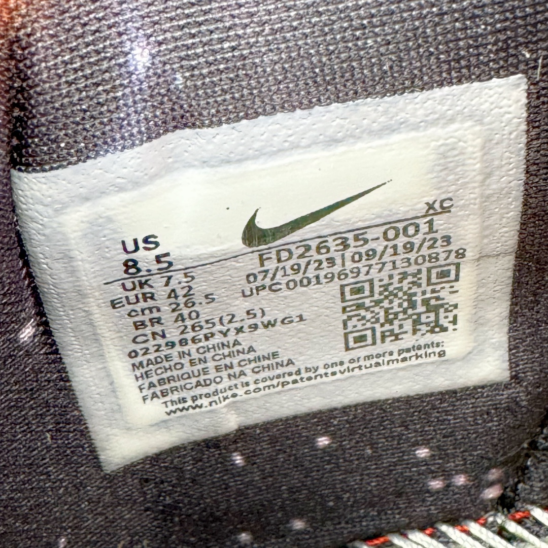 图片[11]-＃K版纯原 NK KD Ⅳ 杜兰特4代实战篮球鞋 全明星黑银 FD2635-001 绝迹单品 实战神鞋 Sneaker鞋柜必备 为了应杜兰特追求鞋子轻质 包裹强的要求 将轻盈的Hyperfuse 鞋面与Adaptive Fit黏扣带系统完美结合 大大提升了鞋子的包裏性能 同时鞋帮的高度也达到了杜兰特球鞋的新低 极大程度的解放了脚踝 搭配前掌的Zoom气垫 突破响应非常迅速 外底使用了闪电状的纹路设计 暗合杜兰特的称号 鞋底不规则纹路设计 带来良好的抓地力 尺码：40 40.5 41 42 42.5 43 44 44.5 45 46\\r-选品中心