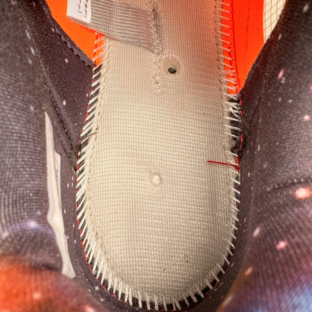 图片[12]-＃K版纯原 NK KD Ⅳ 杜兰特4代实战篮球鞋 全明星黑银 FD2635-001 绝迹单品 实战神鞋 Sneaker鞋柜必备 为了应杜兰特追求鞋子轻质 包裹强的要求 将轻盈的Hyperfuse 鞋面与Adaptive Fit黏扣带系统完美结合 大大提升了鞋子的包裏性能 同时鞋帮的高度也达到了杜兰特球鞋的新低 极大程度的解放了脚踝 搭配前掌的Zoom气垫 突破响应非常迅速 外底使用了闪电状的纹路设计 暗合杜兰特的称号 鞋底不规则纹路设计 带来良好的抓地力 尺码：40 40.5 41 42 42.5 43 44 44.5 45 46\\r-选品中心