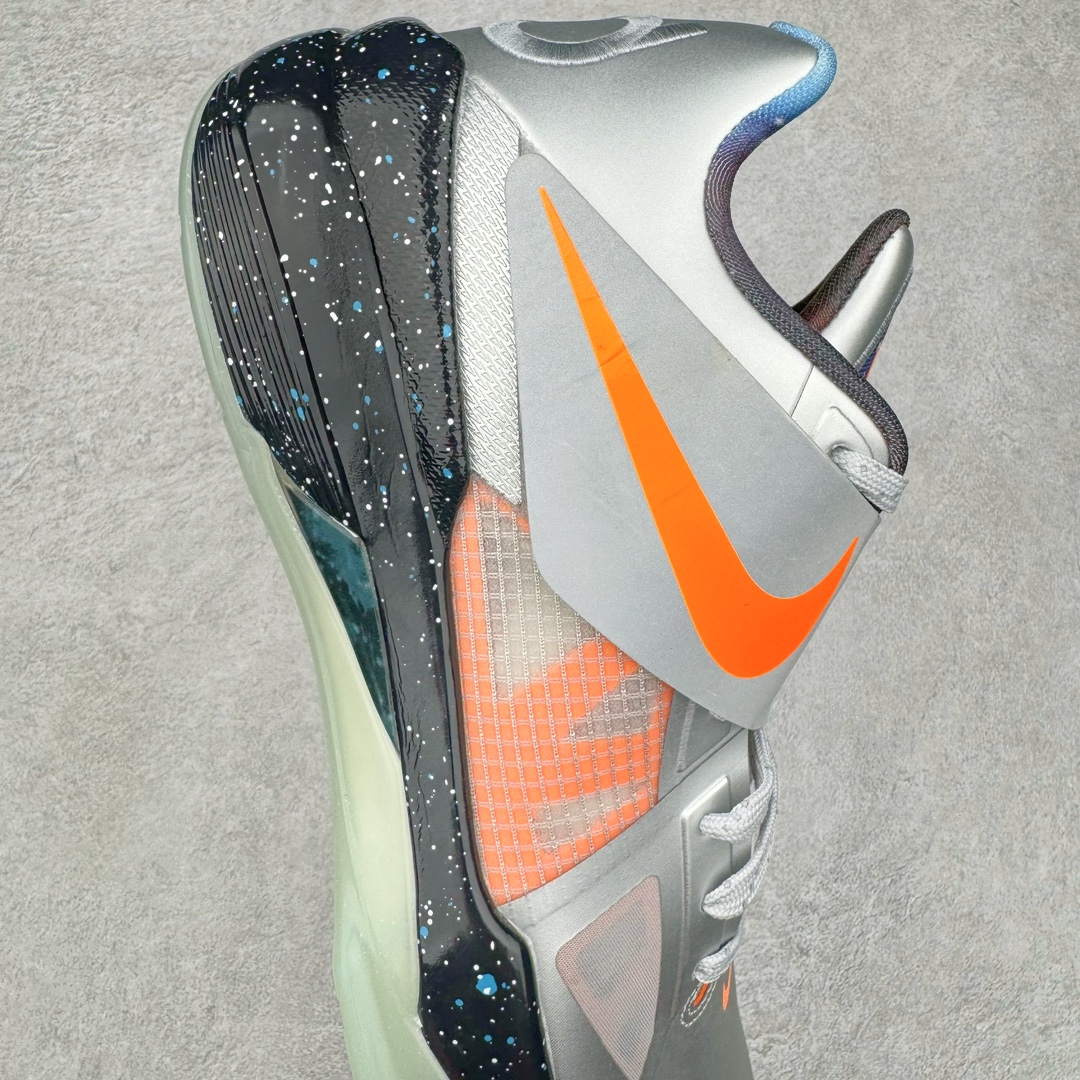 图片[6]-＃K版纯原 NK KD Ⅳ 杜兰特4代实战篮球鞋 全明星黑银 FD2635-001 绝迹单品 实战神鞋 Sneaker鞋柜必备 为了应杜兰特追求鞋子轻质 包裹强的要求 将轻盈的Hyperfuse 鞋面与Adaptive Fit黏扣带系统完美结合 大大提升了鞋子的包裏性能 同时鞋帮的高度也达到了杜兰特球鞋的新低 极大程度的解放了脚踝 搭配前掌的Zoom气垫 突破响应非常迅速 外底使用了闪电状的纹路设计 暗合杜兰特的称号 鞋底不规则纹路设计 带来良好的抓地力 尺码：40 40.5 41 42 42.5 43 44 44.5 45 46\\r-选品中心