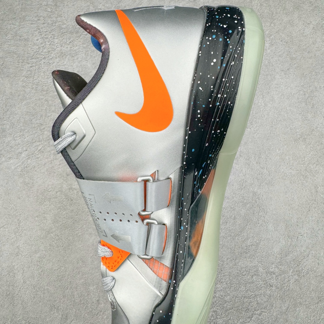 图片[7]-＃K版纯原 NK KD Ⅳ 杜兰特4代实战篮球鞋 全明星黑银 FD2635-001 绝迹单品 实战神鞋 Sneaker鞋柜必备 为了应杜兰特追求鞋子轻质 包裹强的要求 将轻盈的Hyperfuse 鞋面与Adaptive Fit黏扣带系统完美结合 大大提升了鞋子的包裏性能 同时鞋帮的高度也达到了杜兰特球鞋的新低 极大程度的解放了脚踝 搭配前掌的Zoom气垫 突破响应非常迅速 外底使用了闪电状的纹路设计 暗合杜兰特的称号 鞋底不规则纹路设计 带来良好的抓地力 尺码：40 40.5 41 42 42.5 43 44 44.5 45 46\\r-选品中心