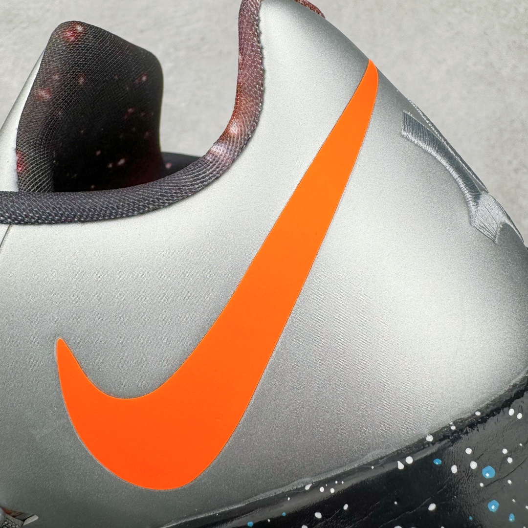 图片[15]-＃K版纯原 NK KD Ⅳ 杜兰特4代实战篮球鞋 全明星黑银 FD2635-001 绝迹单品 实战神鞋 Sneaker鞋柜必备 为了应杜兰特追求鞋子轻质 包裹强的要求 将轻盈的Hyperfuse 鞋面与Adaptive Fit黏扣带系统完美结合 大大提升了鞋子的包裏性能 同时鞋帮的高度也达到了杜兰特球鞋的新低 极大程度的解放了脚踝 搭配前掌的Zoom气垫 突破响应非常迅速 外底使用了闪电状的纹路设计 暗合杜兰特的称号 鞋底不规则纹路设计 带来良好的抓地力 尺码：40 40.5 41 42 42.5 43 44 44.5 45 46\\r-选品中心