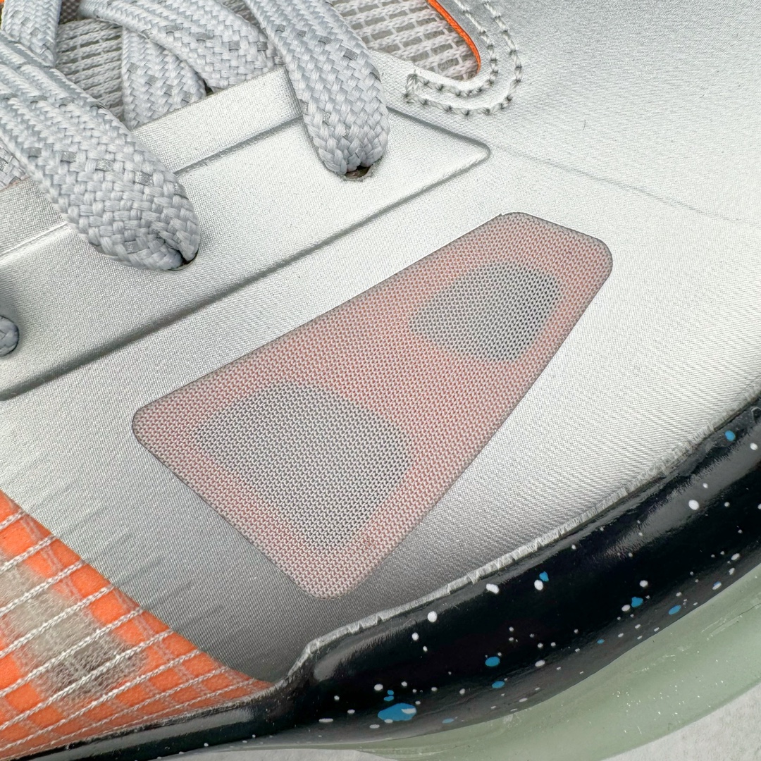 图片[22]-＃K版纯原 NK KD Ⅳ 杜兰特4代实战篮球鞋 全明星黑银 FD2635-001 绝迹单品 实战神鞋 Sneaker鞋柜必备 为了应杜兰特追求鞋子轻质 包裹强的要求 将轻盈的Hyperfuse 鞋面与Adaptive Fit黏扣带系统完美结合 大大提升了鞋子的包裏性能 同时鞋帮的高度也达到了杜兰特球鞋的新低 极大程度的解放了脚踝 搭配前掌的Zoom气垫 突破响应非常迅速 外底使用了闪电状的纹路设计 暗合杜兰特的称号 鞋底不规则纹路设计 带来良好的抓地力 尺码：40 40.5 41 42 42.5 43 44 44.5 45 46\\r-选品中心