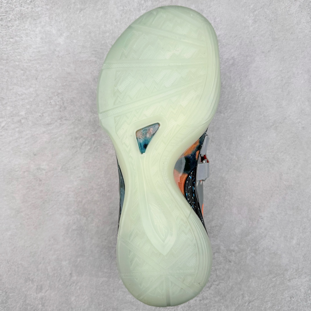 图片[9]-＃K版纯原 NK KD Ⅳ 杜兰特4代实战篮球鞋 全明星黑银 FD2635-001 绝迹单品 实战神鞋 Sneaker鞋柜必备 为了应杜兰特追求鞋子轻质 包裹强的要求 将轻盈的Hyperfuse 鞋面与Adaptive Fit黏扣带系统完美结合 大大提升了鞋子的包裏性能 同时鞋帮的高度也达到了杜兰特球鞋的新低 极大程度的解放了脚踝 搭配前掌的Zoom气垫 突破响应非常迅速 外底使用了闪电状的纹路设计 暗合杜兰特的称号 鞋底不规则纹路设计 带来良好的抓地力 尺码：40 40.5 41 42 42.5 43 44 44.5 45 46\\r-选品中心