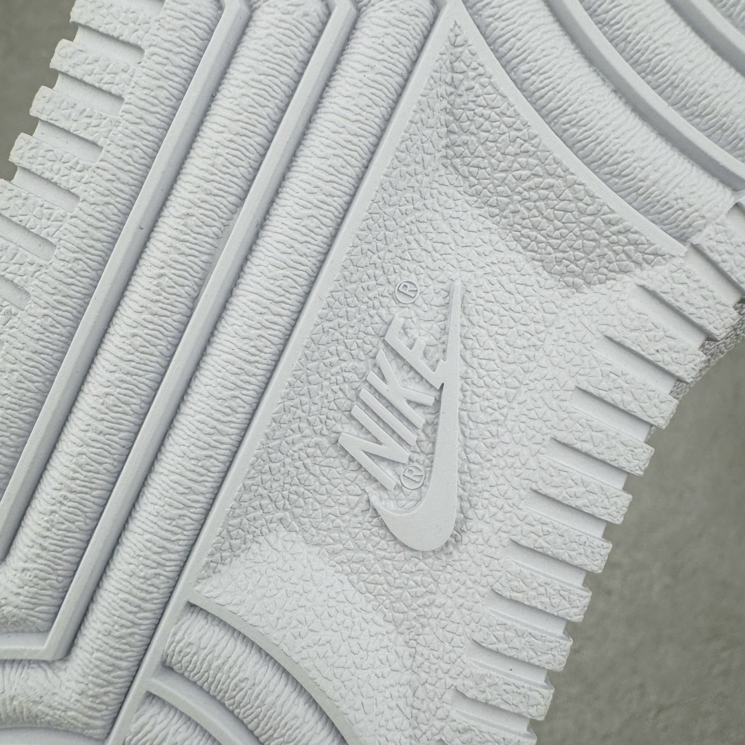 图片[21]-＃跑量神器 黑牌版本 NK Air Force 1 07 空军一号经典低帮板鞋 全白315122-111 全网最具性价比版本没有之一 2022全新楦头鞋型 鱼鳞大底 历时开发三个月 清洁度完美 二维码鞋标 内置芯片及solo气垫 大底高度及其弧度依照正品 钢印 logo刺绣 鞋口弧度 鞋头长度 鞋面冲孔 鞋垫背胶及钢印 完美鞋型对比正品 每一处都是细节满满 尺码：35.5 36 36.5 37.5 38 38.5 39 40 40.5 41 42 42.5 43 44 44.5 45-选品中心