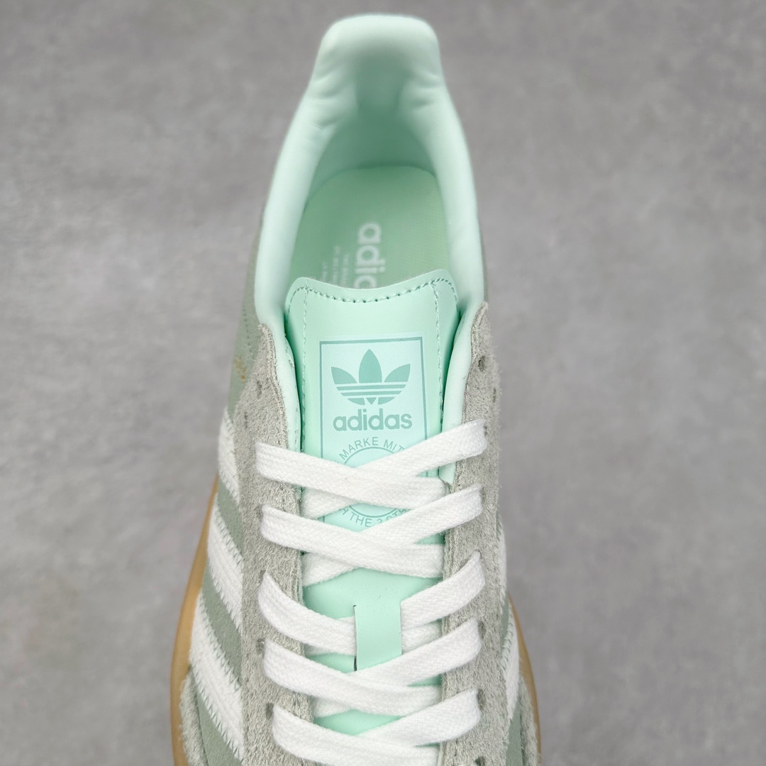 图片[5]-AD Samba XLG 桑巴舞加大厚底版系列德训风百搭松糕休闲运动板鞋生胶底 JI3881 自Originals Samba成功借势Blokecore风潮一跃成为街头巷尾的焦点鞋款后,不论是围绕Samba本身打造的各式「变种版本」,还是以Samba为蓝本打造联名鞋款,都成为了时尚潮流人士日常穿搭首选。Samba XLG是adidas Originals不断扩展XLG系列的一部分,旨在与年轻文化相契合,迎合那些希望通过个性时尚表达自我而不愿牺牲舒适度的年轻群体。街头时尚领域的Gen Z特别偏爱宽松的穿着风格。Samba XLG针对这一点做了创新。它在延续Samba OG经典设计的基础上,迎合年轻群体的穿着习惯,重塑为宽大的鞋身比例轮廓以及加厚中底,让消费者轻松展示自己独特的风格。全新的Samba XLG系列不仅迎合了当下年轻群体的穿搭习惯,加宽了鞋身比例以及将中底进一步增厚,在视觉比例上更加饱满,同时还保留了经典Samba的细节,这样一来,鞋迷朋友在穿搭上不仅能更加个性化,而且还能延续一定的复古感受。尺码：36 36⅔ 37⅓ 38 38⅔ 39⅓ 40 40⅔ 41⅓ 42 42⅔ 43⅓ 44 45-选品中心