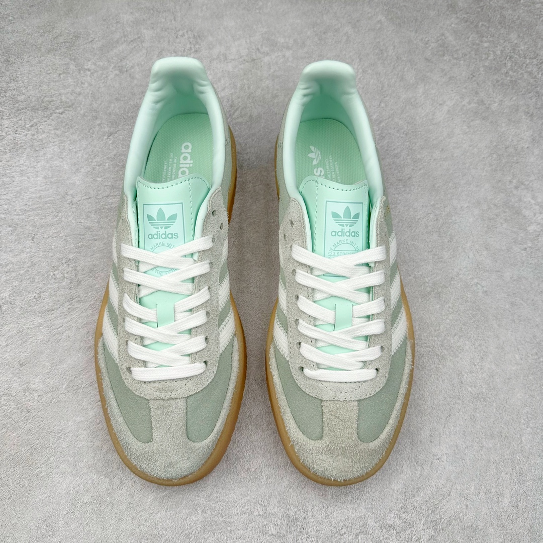 图片[2]-AD Samba XLG 桑巴舞加大厚底版系列德训风百搭松糕休闲运动板鞋生胶底 JI3881 自Originals Samba成功借势Blokecore风潮一跃成为街头巷尾的焦点鞋款后,不论是围绕Samba本身打造的各式「变种版本」,还是以Samba为蓝本打造联名鞋款,都成为了时尚潮流人士日常穿搭首选。Samba XLG是adidas Originals不断扩展XLG系列的一部分,旨在与年轻文化相契合,迎合那些希望通过个性时尚表达自我而不愿牺牲舒适度的年轻群体。街头时尚领域的Gen Z特别偏爱宽松的穿着风格。Samba XLG针对这一点做了创新。它在延续Samba OG经典设计的基础上,迎合年轻群体的穿着习惯,重塑为宽大的鞋身比例轮廓以及加厚中底,让消费者轻松展示自己独特的风格。全新的Samba XLG系列不仅迎合了当下年轻群体的穿搭习惯,加宽了鞋身比例以及将中底进一步增厚,在视觉比例上更加饱满,同时还保留了经典Samba的细节,这样一来,鞋迷朋友在穿搭上不仅能更加个性化,而且还能延续一定的复古感受。尺码：36 36⅔ 37⅓ 38 38⅔ 39⅓ 40 40⅔ 41⅓ 42 42⅔ 43⅓ 44 45-选品中心