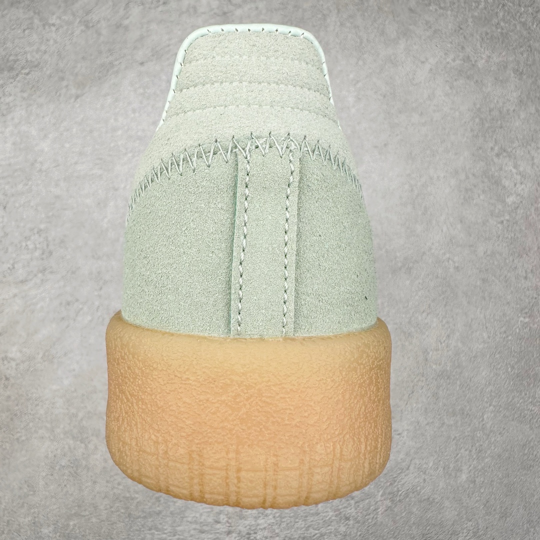 图片[8]-AD Samba XLG 桑巴舞加大厚底版系列德训风百搭松糕休闲运动板鞋生胶底 JI3881 自Originals Samba成功借势Blokecore风潮一跃成为街头巷尾的焦点鞋款后,不论是围绕Samba本身打造的各式「变种版本」,还是以Samba为蓝本打造联名鞋款,都成为了时尚潮流人士日常穿搭首选。Samba XLG是adidas Originals不断扩展XLG系列的一部分,旨在与年轻文化相契合,迎合那些希望通过个性时尚表达自我而不愿牺牲舒适度的年轻群体。街头时尚领域的Gen Z特别偏爱宽松的穿着风格。Samba XLG针对这一点做了创新。它在延续Samba OG经典设计的基础上,迎合年轻群体的穿着习惯,重塑为宽大的鞋身比例轮廓以及加厚中底,让消费者轻松展示自己独特的风格。全新的Samba XLG系列不仅迎合了当下年轻群体的穿搭习惯,加宽了鞋身比例以及将中底进一步增厚,在视觉比例上更加饱满,同时还保留了经典Samba的细节,这样一来,鞋迷朋友在穿搭上不仅能更加个性化,而且还能延续一定的复古感受。尺码：36 36⅔ 37⅓ 38 38⅔ 39⅓ 40 40⅔ 41⅓ 42 42⅔ 43⅓ 44 45-选品中心