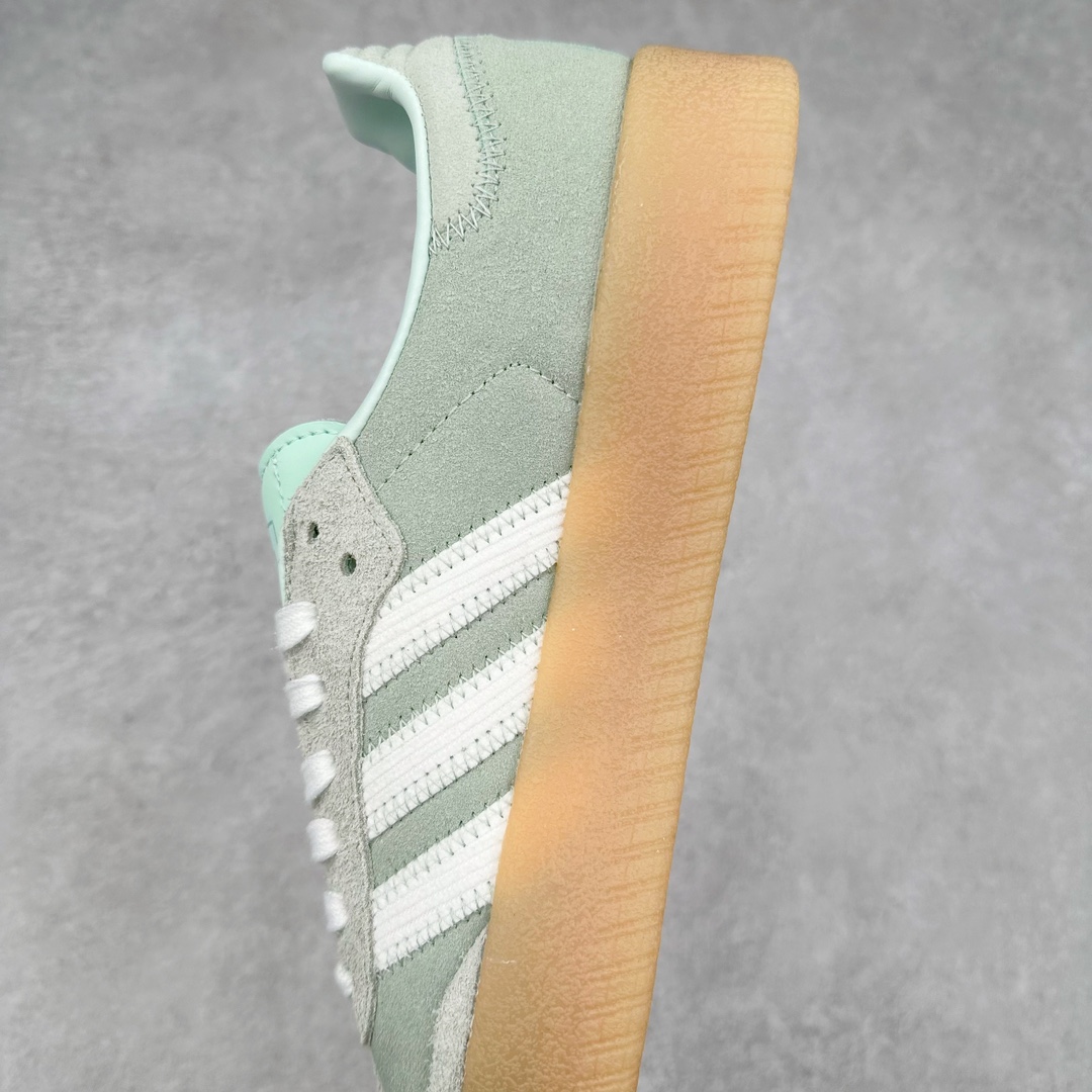 图片[7]-AD Samba XLG 桑巴舞加大厚底版系列德训风百搭松糕休闲运动板鞋生胶底 JI3881 自Originals Samba成功借势Blokecore风潮一跃成为街头巷尾的焦点鞋款后,不论是围绕Samba本身打造的各式「变种版本」,还是以Samba为蓝本打造联名鞋款,都成为了时尚潮流人士日常穿搭首选。Samba XLG是adidas Originals不断扩展XLG系列的一部分,旨在与年轻文化相契合,迎合那些希望通过个性时尚表达自我而不愿牺牲舒适度的年轻群体。街头时尚领域的Gen Z特别偏爱宽松的穿着风格。Samba XLG针对这一点做了创新。它在延续Samba OG经典设计的基础上,迎合年轻群体的穿着习惯,重塑为宽大的鞋身比例轮廓以及加厚中底,让消费者轻松展示自己独特的风格。全新的Samba XLG系列不仅迎合了当下年轻群体的穿搭习惯,加宽了鞋身比例以及将中底进一步增厚,在视觉比例上更加饱满,同时还保留了经典Samba的细节,这样一来,鞋迷朋友在穿搭上不仅能更加个性化,而且还能延续一定的复古感受。尺码：36 36⅔ 37⅓ 38 38⅔ 39⅓ 40 40⅔ 41⅓ 42 42⅔ 43⅓ 44 45-选品中心