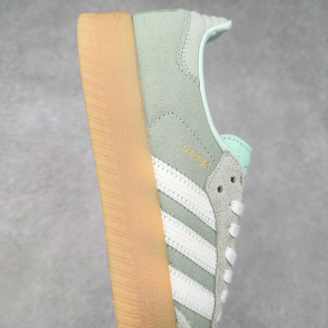 图片[6]-AD Samba XLG 桑巴舞加大厚底版系列德训风百搭松糕休闲运动板鞋生胶底 JI3881 自Originals Samba成功借势Blokecore风潮一跃成为街头巷尾的焦点鞋款后,不论是围绕Samba本身打造的各式「变种版本」,还是以Samba为蓝本打造联名鞋款,都成为了时尚潮流人士日常穿搭首选。Samba XLG是adidas Originals不断扩展XLG系列的一部分,旨在与年轻文化相契合,迎合那些希望通过个性时尚表达自我而不愿牺牲舒适度的年轻群体。街头时尚领域的Gen Z特别偏爱宽松的穿着风格。Samba XLG针对这一点做了创新。它在延续Samba OG经典设计的基础上,迎合年轻群体的穿着习惯,重塑为宽大的鞋身比例轮廓以及加厚中底,让消费者轻松展示自己独特的风格。全新的Samba XLG系列不仅迎合了当下年轻群体的穿搭习惯,加宽了鞋身比例以及将中底进一步增厚,在视觉比例上更加饱满,同时还保留了经典Samba的细节,这样一来,鞋迷朋友在穿搭上不仅能更加个性化,而且还能延续一定的复古感受。尺码：36 36⅔ 37⅓ 38 38⅔ 39⅓ 40 40⅔ 41⅓ 42 42⅔ 43⅓ 44 45-选品中心