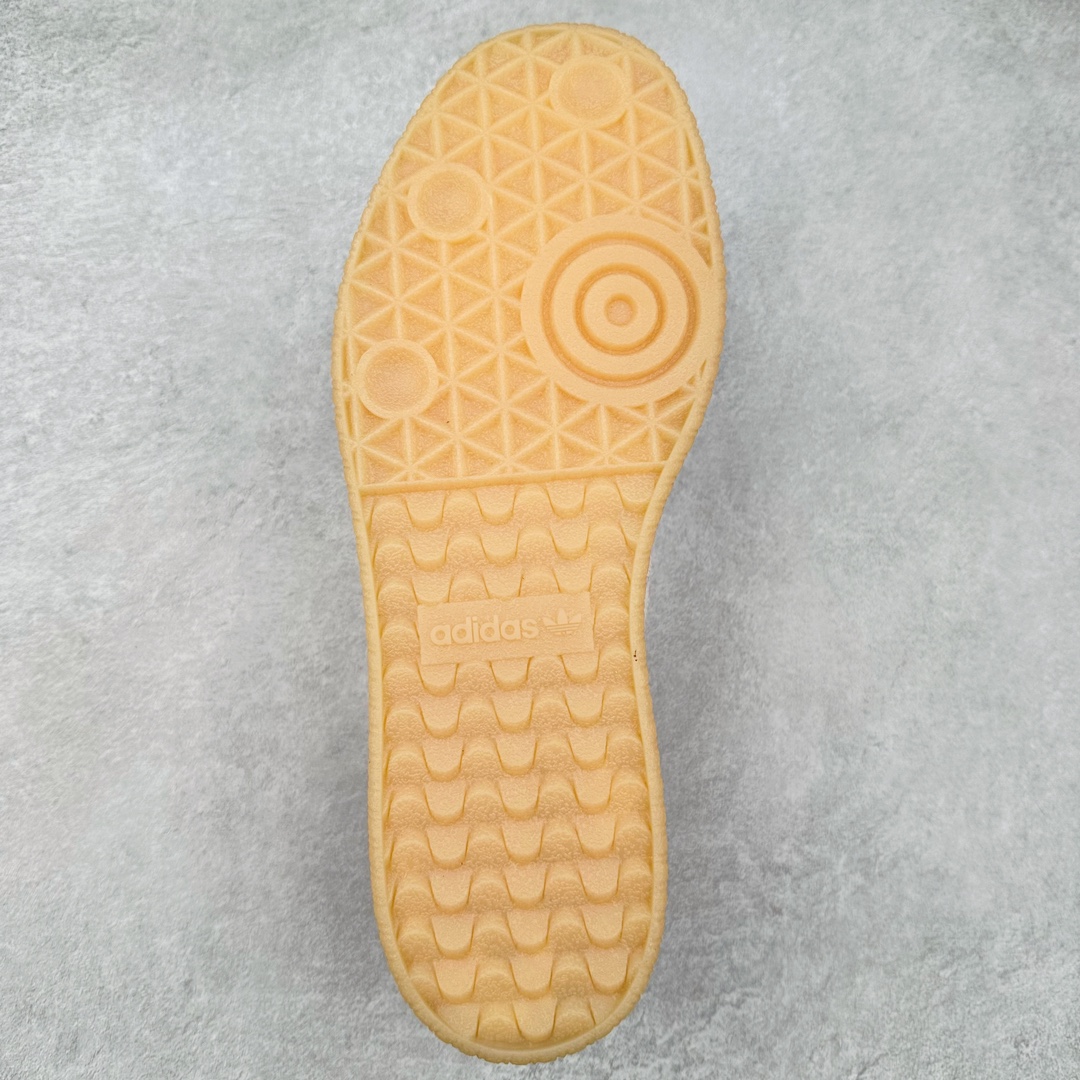 图片[9]-AD Samba XLG 桑巴舞加大厚底版系列德训风百搭松糕休闲运动板鞋生胶底 JI8858 自Originals Samba成功借势Blokecore风潮一跃成为街头巷尾的焦点鞋款后,不论是围绕Samba本身打造的各式「变种版本」,还是以Samba为蓝本打造联名鞋款,都成为了时尚潮流人士日常穿搭首选。Samba XLG是adidas Originals不断扩展XLG系列的一部分,旨在与年轻文化相契合,迎合那些希望通过个性时尚表达自我而不愿牺牲舒适度的年轻群体。街头时尚领域的Gen Z特别偏爱宽松的穿着风格。Samba XLG针对这一点做了创新。它在延续Samba OG经典设计的基础上,迎合年轻群体的穿着习惯,重塑为宽大的鞋身比例轮廓以及加厚中底,让消费者轻松展示自己独特的风格。全新的Samba XLG系列不仅迎合了当下年轻群体的穿搭习惯,加宽了鞋身比例以及将中底进一步增厚,在视觉比例上更加饱满,同时还保留了经典Samba的细节,这样一来,鞋迷朋友在穿搭上不仅能更加个性化,而且还能延续一定的复古感受。尺码：36 36⅔ 37⅓ 38 38⅔ 39⅓ 40 40⅔ 41⅓ 42 42⅔ 43⅓ 44 45-选品中心