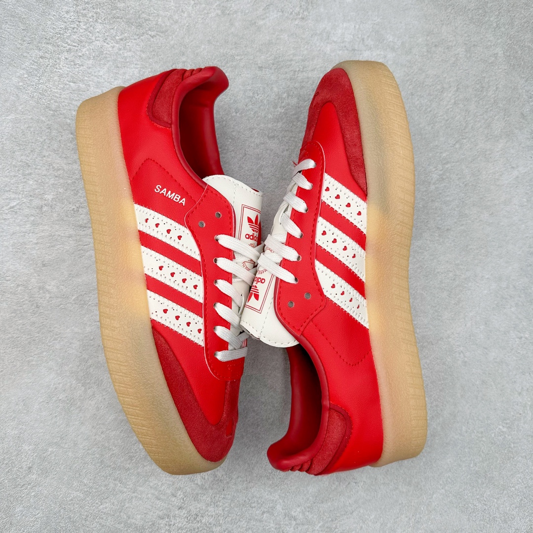 图片[3]-AD Samba XLG 桑巴舞加大厚底版系列德训风百搭松糕休闲运动板鞋生胶底 JI8858 自Originals Samba成功借势Blokecore风潮一跃成为街头巷尾的焦点鞋款后,不论是围绕Samba本身打造的各式「变种版本」,还是以Samba为蓝本打造联名鞋款,都成为了时尚潮流人士日常穿搭首选。Samba XLG是adidas Originals不断扩展XLG系列的一部分,旨在与年轻文化相契合,迎合那些希望通过个性时尚表达自我而不愿牺牲舒适度的年轻群体。街头时尚领域的Gen Z特别偏爱宽松的穿着风格。Samba XLG针对这一点做了创新。它在延续Samba OG经典设计的基础上,迎合年轻群体的穿着习惯,重塑为宽大的鞋身比例轮廓以及加厚中底,让消费者轻松展示自己独特的风格。全新的Samba XLG系列不仅迎合了当下年轻群体的穿搭习惯,加宽了鞋身比例以及将中底进一步增厚,在视觉比例上更加饱满,同时还保留了经典Samba的细节,这样一来,鞋迷朋友在穿搭上不仅能更加个性化,而且还能延续一定的复古感受。尺码：36 36⅔ 37⅓ 38 38⅔ 39⅓ 40 40⅔ 41⅓ 42 42⅔ 43⅓ 44 45-选品中心