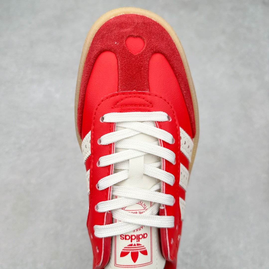 图片[4]-AD Samba XLG 桑巴舞加大厚底版系列德训风百搭松糕休闲运动板鞋生胶底 JI8858 自Originals Samba成功借势Blokecore风潮一跃成为街头巷尾的焦点鞋款后,不论是围绕Samba本身打造的各式「变种版本」,还是以Samba为蓝本打造联名鞋款,都成为了时尚潮流人士日常穿搭首选。Samba XLG是adidas Originals不断扩展XLG系列的一部分,旨在与年轻文化相契合,迎合那些希望通过个性时尚表达自我而不愿牺牲舒适度的年轻群体。街头时尚领域的Gen Z特别偏爱宽松的穿着风格。Samba XLG针对这一点做了创新。它在延续Samba OG经典设计的基础上,迎合年轻群体的穿着习惯,重塑为宽大的鞋身比例轮廓以及加厚中底,让消费者轻松展示自己独特的风格。全新的Samba XLG系列不仅迎合了当下年轻群体的穿搭习惯,加宽了鞋身比例以及将中底进一步增厚,在视觉比例上更加饱满,同时还保留了经典Samba的细节,这样一来,鞋迷朋友在穿搭上不仅能更加个性化,而且还能延续一定的复古感受。尺码：36 36⅔ 37⅓ 38 38⅔ 39⅓ 40 40⅔ 41⅓ 42 42⅔ 43⅓ 44 45-选品中心