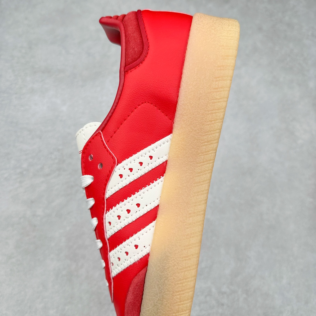 图片[7]-AD Samba XLG 桑巴舞加大厚底版系列德训风百搭松糕休闲运动板鞋生胶底 JI8858 自Originals Samba成功借势Blokecore风潮一跃成为街头巷尾的焦点鞋款后,不论是围绕Samba本身打造的各式「变种版本」,还是以Samba为蓝本打造联名鞋款,都成为了时尚潮流人士日常穿搭首选。Samba XLG是adidas Originals不断扩展XLG系列的一部分,旨在与年轻文化相契合,迎合那些希望通过个性时尚表达自我而不愿牺牲舒适度的年轻群体。街头时尚领域的Gen Z特别偏爱宽松的穿着风格。Samba XLG针对这一点做了创新。它在延续Samba OG经典设计的基础上,迎合年轻群体的穿着习惯,重塑为宽大的鞋身比例轮廓以及加厚中底,让消费者轻松展示自己独特的风格。全新的Samba XLG系列不仅迎合了当下年轻群体的穿搭习惯,加宽了鞋身比例以及将中底进一步增厚,在视觉比例上更加饱满,同时还保留了经典Samba的细节,这样一来,鞋迷朋友在穿搭上不仅能更加个性化,而且还能延续一定的复古感受。尺码：36 36⅔ 37⅓ 38 38⅔ 39⅓ 40 40⅔ 41⅓ 42 42⅔ 43⅓ 44 45-选品中心