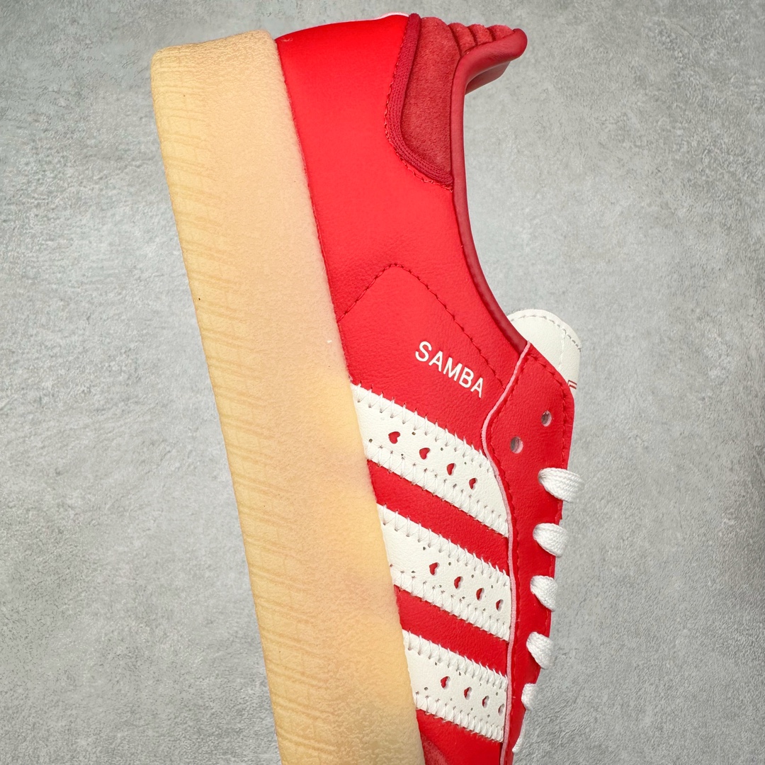 图片[6]-AD Samba XLG 桑巴舞加大厚底版系列德训风百搭松糕休闲运动板鞋生胶底 JI8858 自Originals Samba成功借势Blokecore风潮一跃成为街头巷尾的焦点鞋款后,不论是围绕Samba本身打造的各式「变种版本」,还是以Samba为蓝本打造联名鞋款,都成为了时尚潮流人士日常穿搭首选。Samba XLG是adidas Originals不断扩展XLG系列的一部分,旨在与年轻文化相契合,迎合那些希望通过个性时尚表达自我而不愿牺牲舒适度的年轻群体。街头时尚领域的Gen Z特别偏爱宽松的穿着风格。Samba XLG针对这一点做了创新。它在延续Samba OG经典设计的基础上,迎合年轻群体的穿着习惯,重塑为宽大的鞋身比例轮廓以及加厚中底,让消费者轻松展示自己独特的风格。全新的Samba XLG系列不仅迎合了当下年轻群体的穿搭习惯,加宽了鞋身比例以及将中底进一步增厚,在视觉比例上更加饱满,同时还保留了经典Samba的细节,这样一来,鞋迷朋友在穿搭上不仅能更加个性化,而且还能延续一定的复古感受。尺码：36 36⅔ 37⅓ 38 38⅔ 39⅓ 40 40⅔ 41⅓ 42 42⅔ 43⅓ 44 45-选品中心