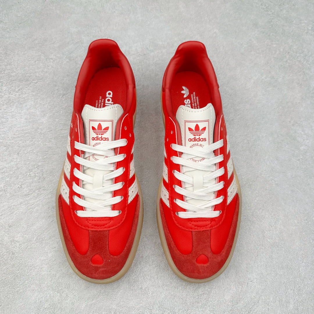 图片[2]-AD Samba XLG 桑巴舞加大厚底版系列德训风百搭松糕休闲运动板鞋生胶底 JI8858 自Originals Samba成功借势Blokecore风潮一跃成为街头巷尾的焦点鞋款后,不论是围绕Samba本身打造的各式「变种版本」,还是以Samba为蓝本打造联名鞋款,都成为了时尚潮流人士日常穿搭首选。Samba XLG是adidas Originals不断扩展XLG系列的一部分,旨在与年轻文化相契合,迎合那些希望通过个性时尚表达自我而不愿牺牲舒适度的年轻群体。街头时尚领域的Gen Z特别偏爱宽松的穿着风格。Samba XLG针对这一点做了创新。它在延续Samba OG经典设计的基础上,迎合年轻群体的穿着习惯,重塑为宽大的鞋身比例轮廓以及加厚中底,让消费者轻松展示自己独特的风格。全新的Samba XLG系列不仅迎合了当下年轻群体的穿搭习惯,加宽了鞋身比例以及将中底进一步增厚,在视觉比例上更加饱满,同时还保留了经典Samba的细节,这样一来,鞋迷朋友在穿搭上不仅能更加个性化,而且还能延续一定的复古感受。尺码：36 36⅔ 37⅓ 38 38⅔ 39⅓ 40 40⅔ 41⅓ 42 42⅔ 43⅓ 44 45-选品中心