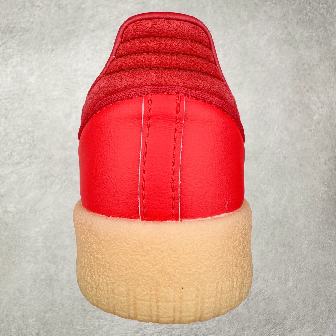 图片[8]-AD Samba XLG 桑巴舞加大厚底版系列德训风百搭松糕休闲运动板鞋生胶底 JI8858 自Originals Samba成功借势Blokecore风潮一跃成为街头巷尾的焦点鞋款后,不论是围绕Samba本身打造的各式「变种版本」,还是以Samba为蓝本打造联名鞋款,都成为了时尚潮流人士日常穿搭首选。Samba XLG是adidas Originals不断扩展XLG系列的一部分,旨在与年轻文化相契合,迎合那些希望通过个性时尚表达自我而不愿牺牲舒适度的年轻群体。街头时尚领域的Gen Z特别偏爱宽松的穿着风格。Samba XLG针对这一点做了创新。它在延续Samba OG经典设计的基础上,迎合年轻群体的穿着习惯,重塑为宽大的鞋身比例轮廓以及加厚中底,让消费者轻松展示自己独特的风格。全新的Samba XLG系列不仅迎合了当下年轻群体的穿搭习惯,加宽了鞋身比例以及将中底进一步增厚,在视觉比例上更加饱满,同时还保留了经典Samba的细节,这样一来,鞋迷朋友在穿搭上不仅能更加个性化,而且还能延续一定的复古感受。尺码：36 36⅔ 37⅓ 38 38⅔ 39⅓ 40 40⅔ 41⅓ 42 42⅔ 43⅓ 44 45-选品中心