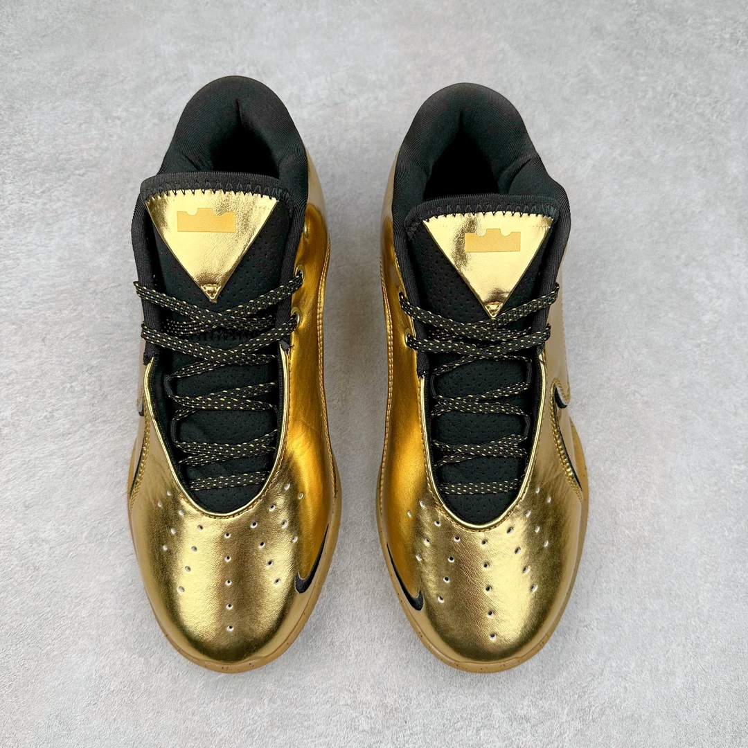 图片[2]-NK LeBron XXII 詹姆斯22代签名实战篮球鞋 FZ1095-103 采用全新中足鞋鞍翼结构，作为护栏保护的同时提供自然的控制感和稳定性，令下一代运动员能够自信锁定、起跳并突破极限。该鞋款中底还采用了Cushlon 2.0泡绵，以提升每一步的舒适感受，同时后掌与前掌的Air Zoom技术确保强劲的推进力和柔软的落地感。低帮设计助力运动员保持场地感，在维持控制的同时能够毫无拘束地移动。外底，包括抓地区域，专为支持关键动作而设计，例如勒布朗的试探步、反向转身、起跳和后撤步。LeBron XXII融合了性能与奢华，采用优质材料、高性能结构和精致细节，旨在满足从硬木球场到好莱坞聚光灯下多种场地与场景的需求。勒布朗的个人风格贯穿整双鞋款，从受其设计影响获得启发的大胆、颠覆性配色，到融入后跟的个人签名，赋予鞋款独特又极具个人特色的质感。尺码：40 40.5 41 42 42.5 43 44 44.5 45 46-选品中心