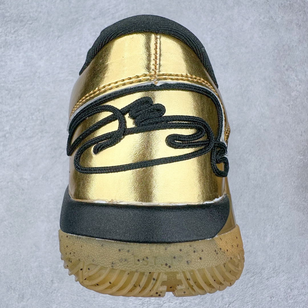 图片[8]-NK LeBron XXII 詹姆斯22代签名实战篮球鞋 FZ1095-103 采用全新中足鞋鞍翼结构，作为护栏保护的同时提供自然的控制感和稳定性，令下一代运动员能够自信锁定、起跳并突破极限。该鞋款中底还采用了Cushlon 2.0泡绵，以提升每一步的舒适感受，同时后掌与前掌的Air Zoom技术确保强劲的推进力和柔软的落地感。低帮设计助力运动员保持场地感，在维持控制的同时能够毫无拘束地移动。外底，包括抓地区域，专为支持关键动作而设计，例如勒布朗的试探步、反向转身、起跳和后撤步。LeBron XXII融合了性能与奢华，采用优质材料、高性能结构和精致细节，旨在满足从硬木球场到好莱坞聚光灯下多种场地与场景的需求。勒布朗的个人风格贯穿整双鞋款，从受其设计影响获得启发的大胆、颠覆性配色，到融入后跟的个人签名，赋予鞋款独特又极具个人特色的质感。尺码：40 40.5 41 42 42.5 43 44 44.5 45 46-选品中心