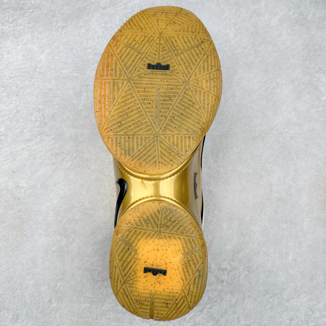 图片[9]-NK LeBron XXII 詹姆斯22代签名实战篮球鞋 FZ1095-103 采用全新中足鞋鞍翼结构，作为护栏保护的同时提供自然的控制感和稳定性，令下一代运动员能够自信锁定、起跳并突破极限。该鞋款中底还采用了Cushlon 2.0泡绵，以提升每一步的舒适感受，同时后掌与前掌的Air Zoom技术确保强劲的推进力和柔软的落地感。低帮设计助力运动员保持场地感，在维持控制的同时能够毫无拘束地移动。外底，包括抓地区域，专为支持关键动作而设计，例如勒布朗的试探步、反向转身、起跳和后撤步。LeBron XXII融合了性能与奢华，采用优质材料、高性能结构和精致细节，旨在满足从硬木球场到好莱坞聚光灯下多种场地与场景的需求。勒布朗的个人风格贯穿整双鞋款，从受其设计影响获得启发的大胆、颠覆性配色，到融入后跟的个人签名，赋予鞋款独特又极具个人特色的质感。尺码：40 40.5 41 42 42.5 43 44 44.5 45 46-选品中心