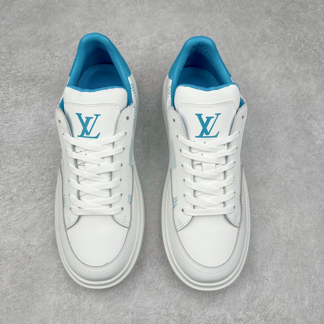 图片[2]-Louis Vuitton 路易威登 lv Time Out 低帮时尚运动板鞋 为舒软小牛皮革压印金属质感 Monogram 图案 再令 Louis 和vuitton 装饰点缀鞋带 与卢勒克斯金属线共同 释放莹泽光芒 搭配后部 Monogram帆布饰边和加厚胎面橡胶外底 鞋面胎牛皮和进口PVC制裁而成 高密度进口电脑车线工艺、经典LOGO跟PVC完美结合 原版大底开模 内里采用进口羊皮 超软皮内里+鞋垫 最新LV/路易威登 杨幂 关晓彤 官方等多明星网红同款 快手抖音等多平台热推 尺码：40 41 42 43 44 45-选品中心