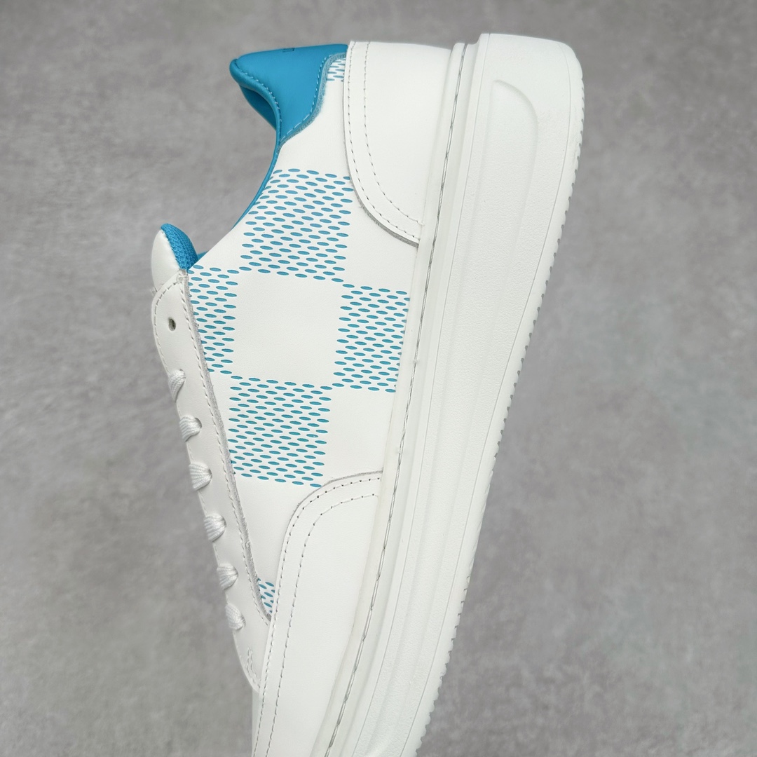 图片[7]-Louis Vuitton 路易威登 lv Time Out 低帮时尚运动板鞋 为舒软小牛皮革压印金属质感 Monogram 图案 再令 Louis 和vuitton 装饰点缀鞋带 与卢勒克斯金属线共同 释放莹泽光芒 搭配后部 Monogram帆布饰边和加厚胎面橡胶外底 鞋面胎牛皮和进口PVC制裁而成 高密度进口电脑车线工艺、经典LOGO跟PVC完美结合 原版大底开模 内里采用进口羊皮 超软皮内里+鞋垫 最新LV/路易威登 杨幂 关晓彤 官方等多明星网红同款 快手抖音等多平台热推 尺码：40 41 42 43 44 45-选品中心