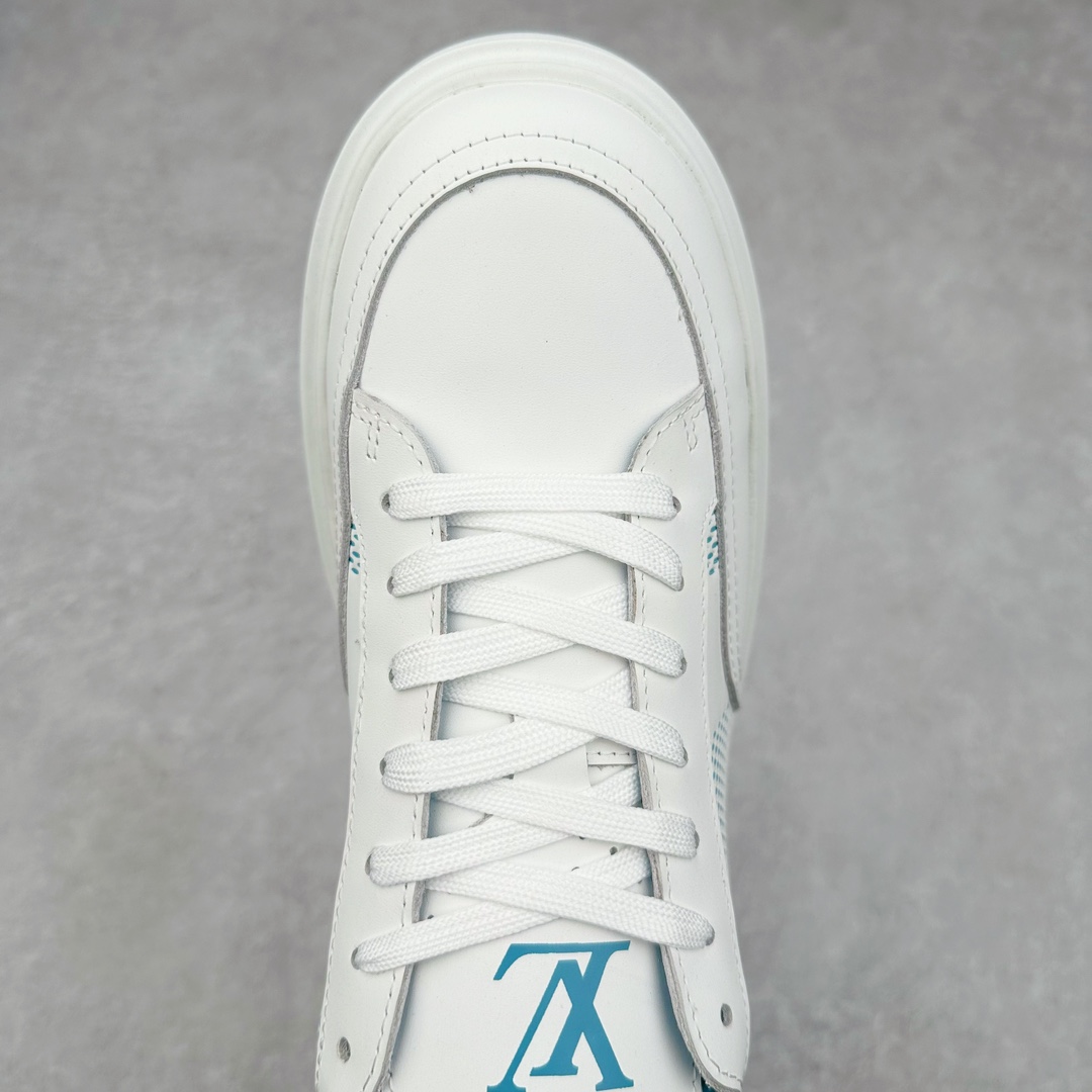 图片[4]-Louis Vuitton 路易威登 lv Time Out 低帮时尚运动板鞋 为舒软小牛皮革压印金属质感 Monogram 图案 再令 Louis 和vuitton 装饰点缀鞋带 与卢勒克斯金属线共同 释放莹泽光芒 搭配后部 Monogram帆布饰边和加厚胎面橡胶外底 鞋面胎牛皮和进口PVC制裁而成 高密度进口电脑车线工艺、经典LOGO跟PVC完美结合 原版大底开模 内里采用进口羊皮 超软皮内里+鞋垫 最新LV/路易威登 杨幂 关晓彤 官方等多明星网红同款 快手抖音等多平台热推 尺码：40 41 42 43 44 45-选品中心