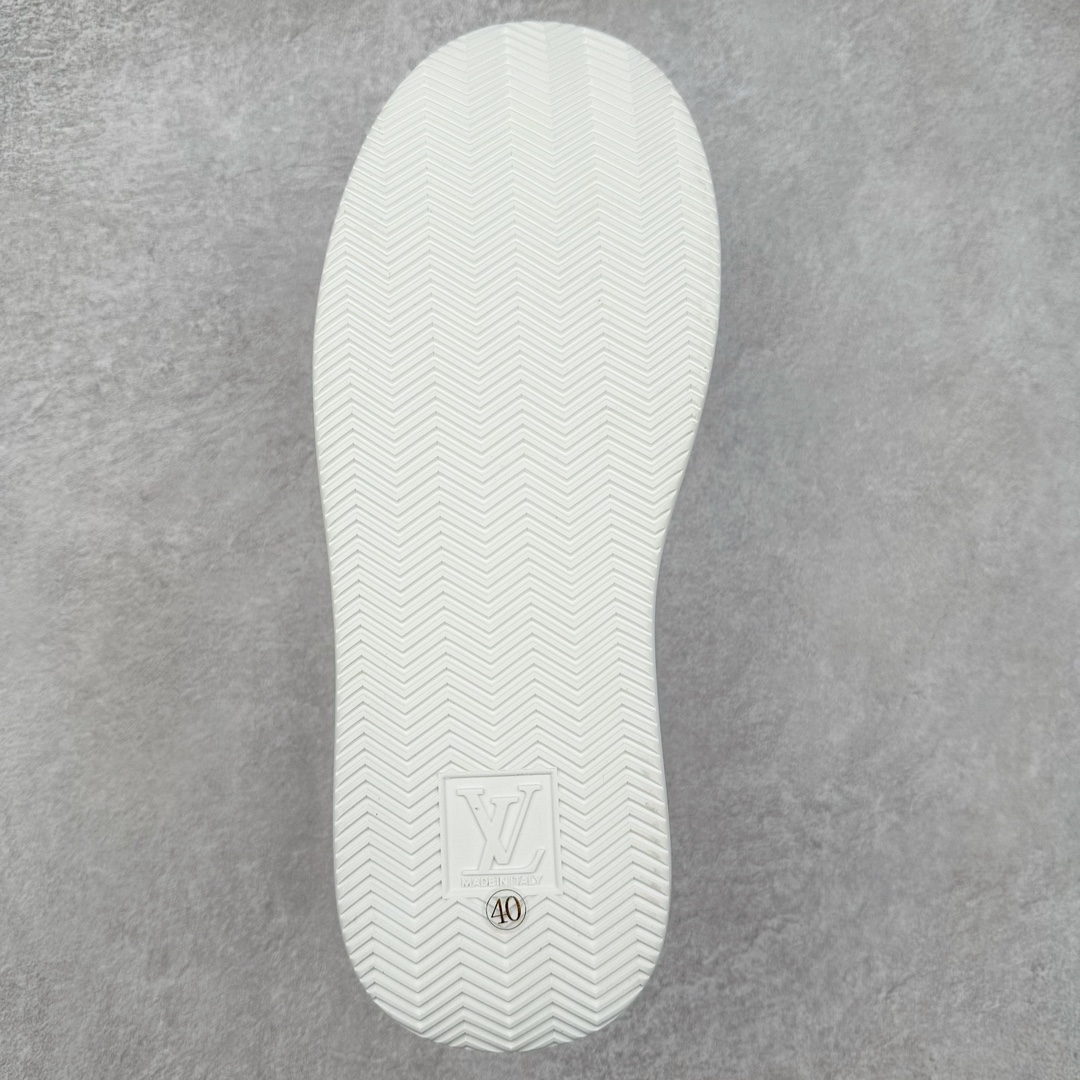 图片[9]-Louis Vuitton 路易威登 lv Time Out 低帮时尚运动板鞋 为舒软小牛皮革压印金属质感 Monogram 图案 再令 Louis 和vuitton 装饰点缀鞋带 与卢勒克斯金属线共同 释放莹泽光芒 搭配后部 Monogram帆布饰边和加厚胎面橡胶外底 鞋面胎牛皮和进口PVC制裁而成 高密度进口电脑车线工艺、经典LOGO跟PVC完美结合 原版大底开模 内里采用进口羊皮 超软皮内里+鞋垫 最新LV/路易威登 杨幂 关晓彤 官方等多明星网红同款 快手抖音等多平台热推 尺码：40 41 42 43 44 45-选品中心